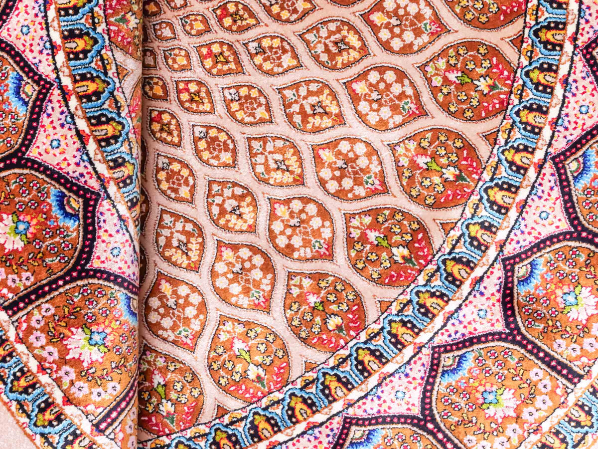 Runder Ghom Maschinenteppich "Goshasp" 100 x 100 cm, mit Medaillon, aus pflanzlicher Seide (Viskose), Beige-Cremeweiß. Teppichnummer: V40BG100H. Persian Luxury Collection by Khademi. Made in Iran / Persia – Vertrieb durch JUPITER Intl.