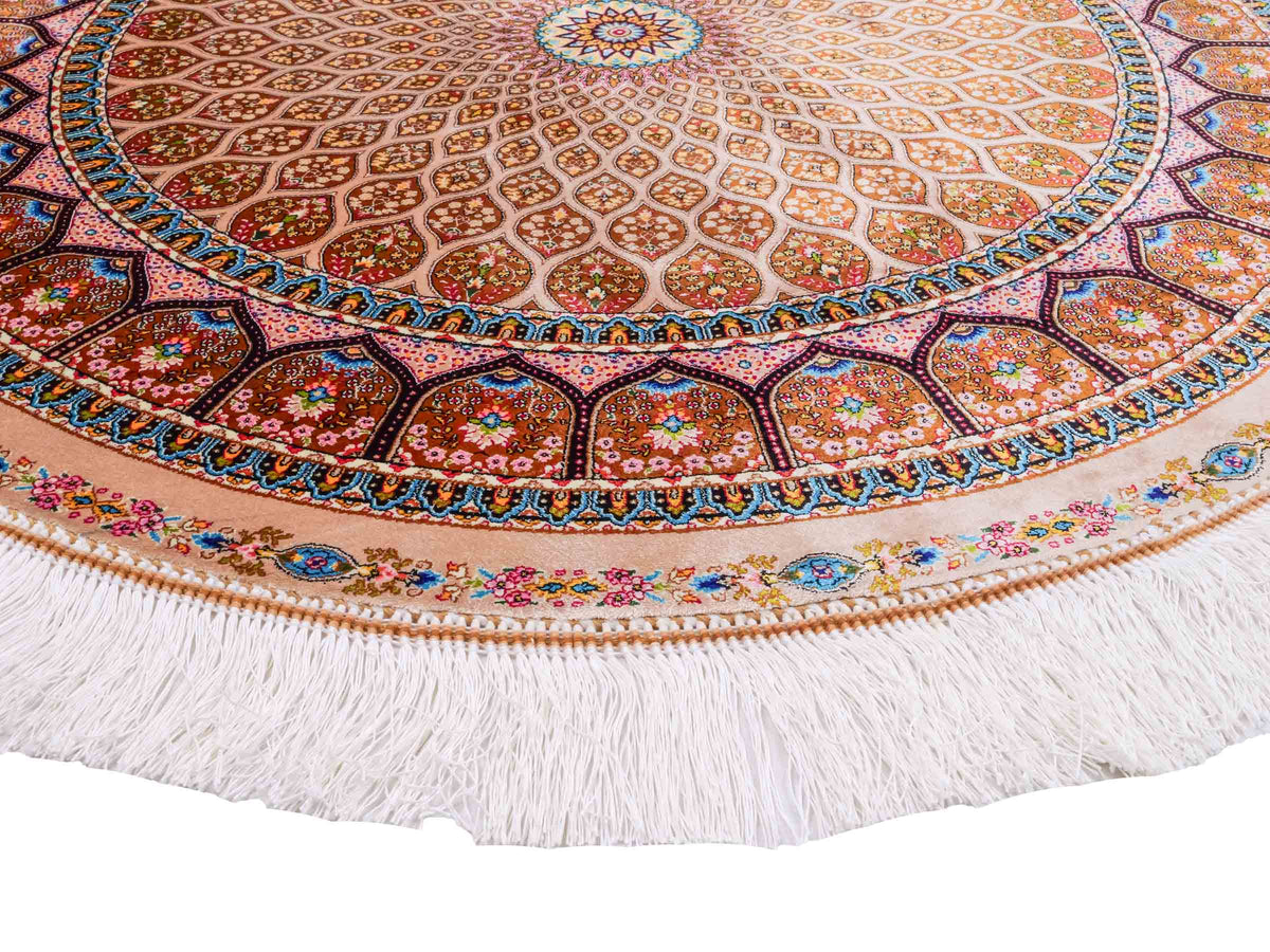 Runder Ghom Maschinenteppich "Goshasp" 100 x 100 cm, mit Medaillon, aus pflanzlicher Seide (Viskose), Beige-Cremeweiß. Teppichnummer: V40BG100H. Persian Luxury Collection by Khademi. Made in Iran / Persia – Vertrieb durch JUPITER Intl.