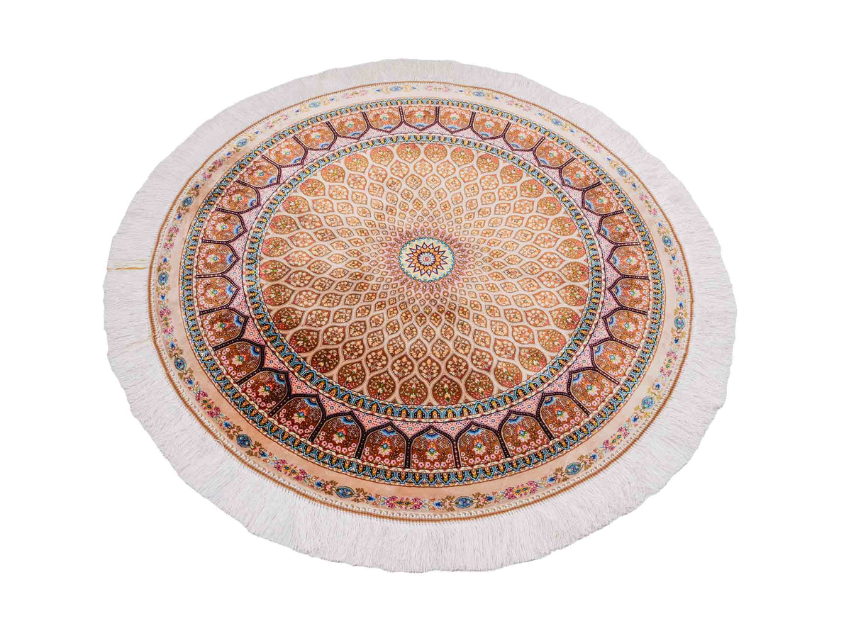 Runder Ghom Maschinenteppich "Goshasp" 100 x 100 cm, mit Medaillon, aus pflanzlicher Seide (Viskose), Beige-Cremeweiß. Teppichnummer: V40BG100H. Persian Luxury Collection by Khademi. Made in Iran / Persia – Vertrieb durch JUPITER Intl.