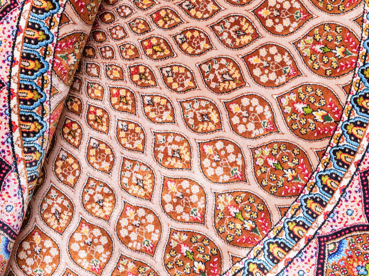 Runder Ghom Maschinenteppich "Goshasp" 100 x 100 cm, mit Medaillon, aus pflanzlicher Seide (Viskose), Beige-Cremeweiß. Teppichnummer: V40BG100H. Persian Luxury Collection by Khademi. Made in Iran / Persia – Vertrieb durch JUPITER Intl.
