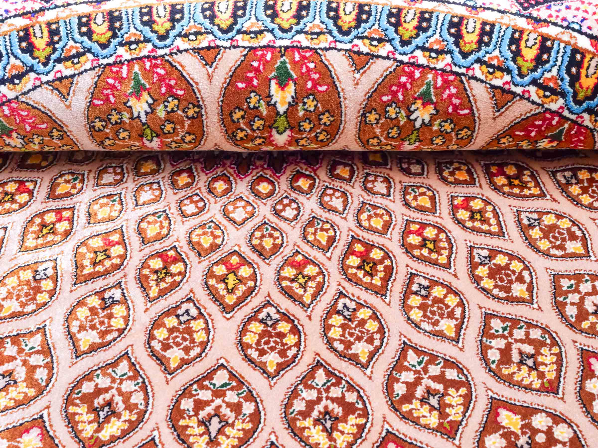Runder Ghom Maschinenteppich "Goshasp" 100 x 100 cm, mit Medaillon, aus pflanzlicher Seide (Viskose), Beige-Cremeweiß. Teppichnummer: V40BG100H. Persian Luxury Collection by Khademi. Made in Iran / Persia – Vertrieb durch JUPITER Intl.