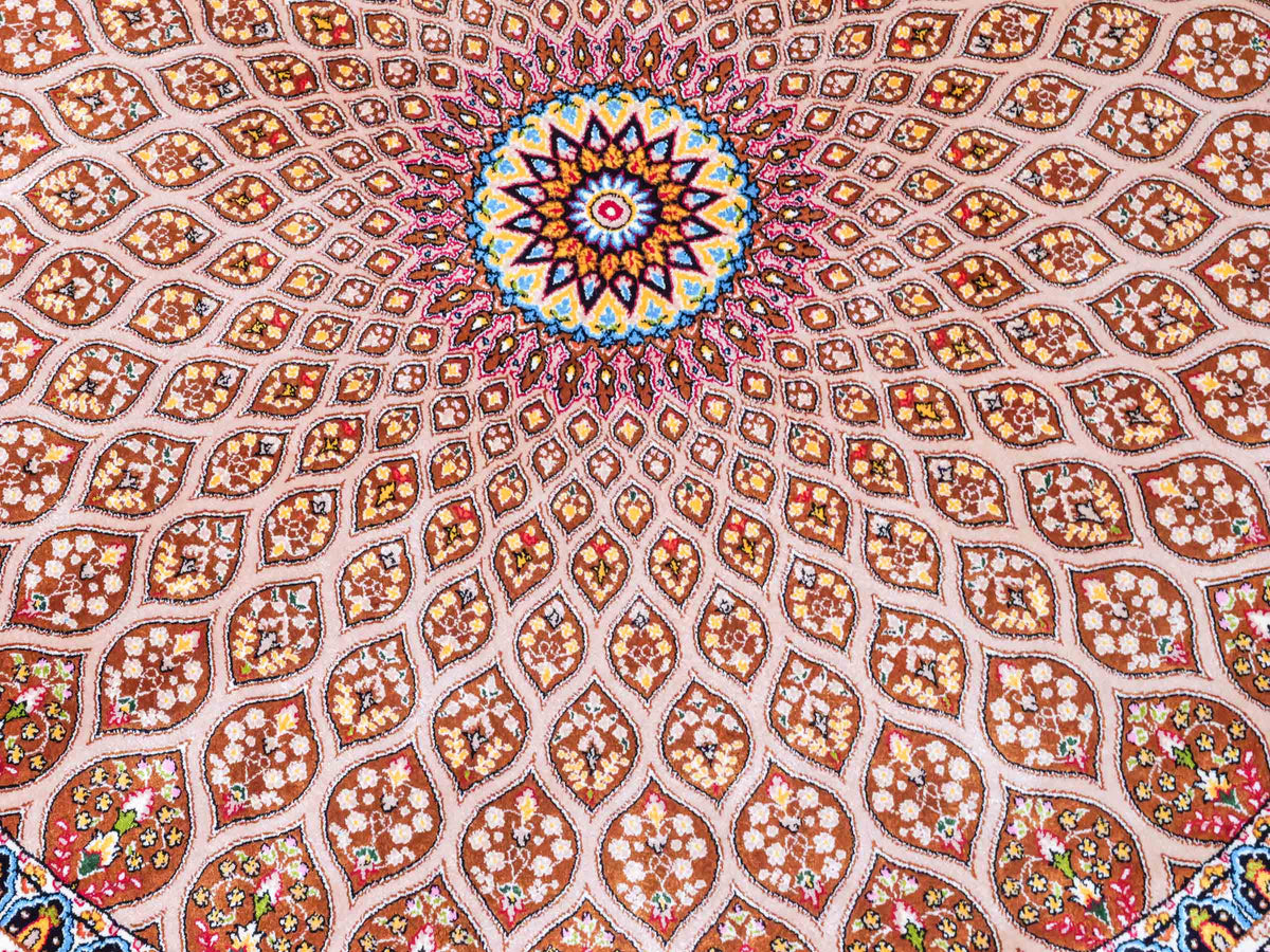 Runder Ghom Maschinenteppich "Goshasp" 100 x 100 cm, mit Medaillon, aus pflanzlicher Seide (Viskose), Beige-Cremeweiß. Teppichnummer: V40BG100H. Persian Luxury Collection by Khademi. Made in Iran / Persia – Vertrieb durch JUPITER Intl.