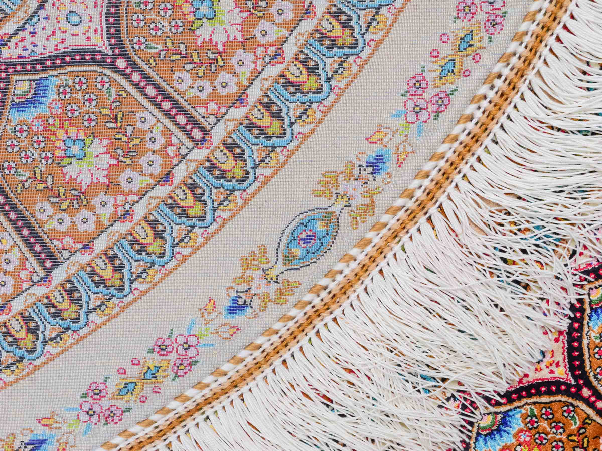 Runder Ghom Maschinenteppich "Goshasp" 100 x 100 cm, mit Medaillon, aus pflanzlicher Seide (Viskose), Beige-Cremeweiß. Teppichnummer: V40BG100H. Persian Luxury Collection by Khademi. Made in Iran / Persia – Vertrieb durch JUPITER Intl.