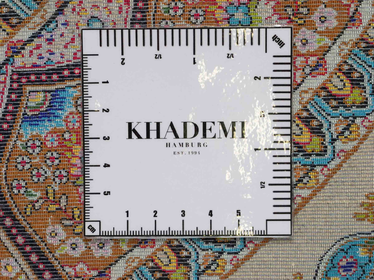 Runder Ghom Maschinenteppich "Goshasp" 100 x 100 cm, mit Medaillon, aus pflanzlicher Seide (Viskose), Beige-Cremeweiß. Teppichnummer: V40BG100H. Persian Luxury Collection by Khademi. Made in Iran / Persia – Vertrieb durch JUPITER Intl.