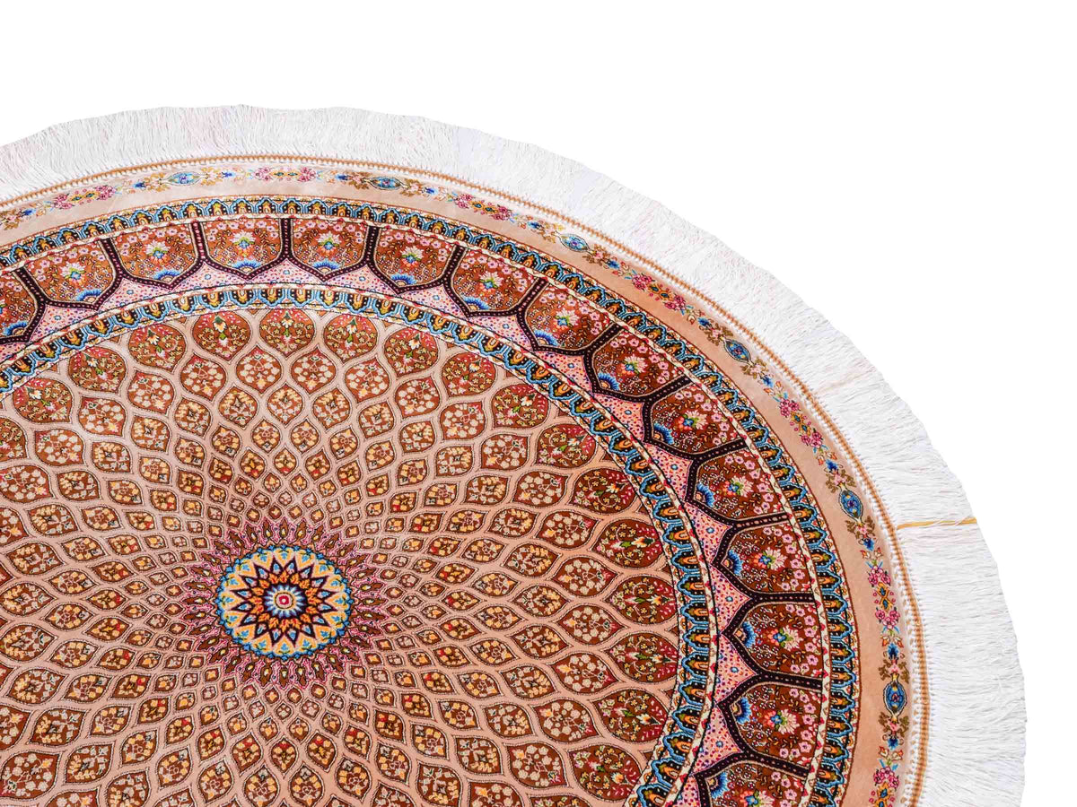 Runder Ghom Maschinenteppich "Goshasp" 100 x 100 cm, mit Medaillon, aus pflanzlicher Seide (Viskose), Beige-Cremeweiß. Teppichnummer: V40BG100H. Persian Luxury Collection by Khademi. Made in Iran / Persia – Vertrieb durch JUPITER Intl.