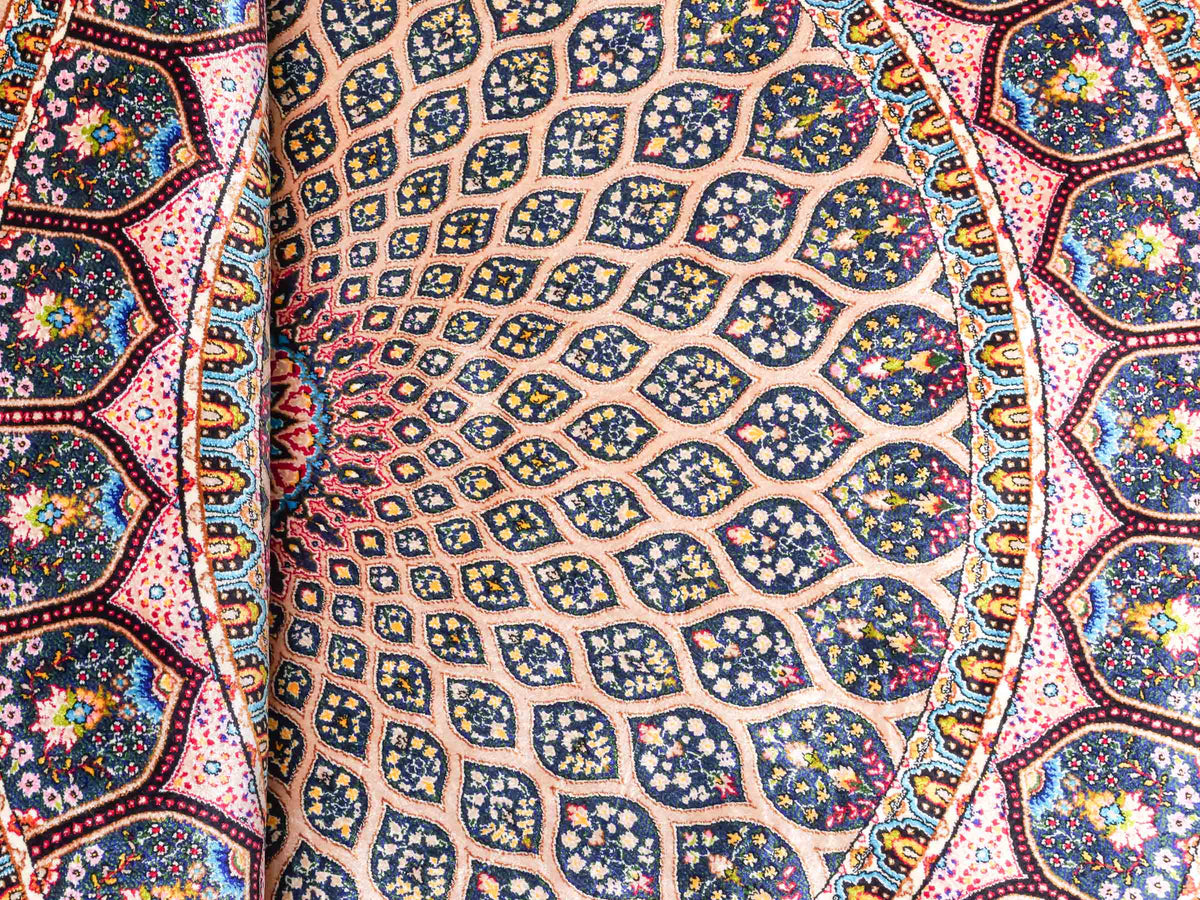 Runder Ghom Maschinenteppich "Goshasp" 100 x 100 cm, mit Medaillon, aus pflanzlicher Seide (Viskose), Beige-Grün. Teppichnummer: V40CG100H. Persian Luxury Collection by Khademi. Made in Iran / Persia – Vertrieb durch JUPITER Intl.