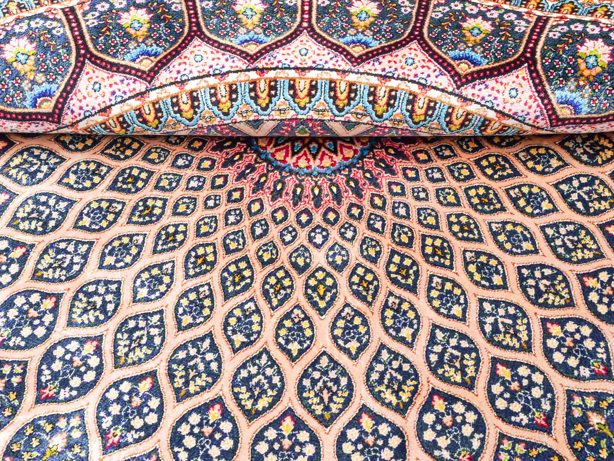 Runder Ghom Maschinenteppich "Goshasp" 100 x 100 cm, mit Medaillon, aus pflanzlicher Seide (Viskose), Beige-Grün. Teppichnummer: V40CG100H. Persian Luxury Collection by Khademi. Made in Iran / Persia – Vertrieb durch JUPITER Intl.
