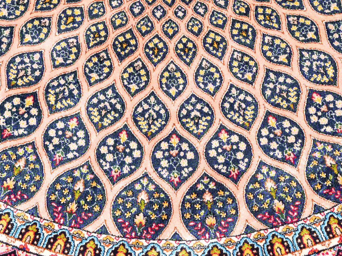 Runder Ghom Maschinenteppich "Goshasp" 100 x 100 cm, mit Medaillon, aus pflanzlicher Seide (Viskose), Beige-Grün. Teppichnummer: V40CG100H. Persian Luxury Collection by Khademi. Made in Iran / Persia – Vertrieb durch JUPITER Intl.