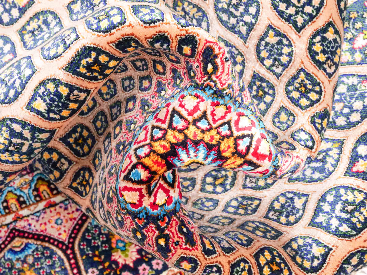 Runder Ghom Maschinenteppich "Goshasp" 100 x 100 cm, mit Medaillon, aus pflanzlicher Seide (Viskose), Beige-Grün. Teppichnummer: V40CG100H. Persian Luxury Collection by Khademi. Made in Iran / Persia – Vertrieb durch JUPITER Intl.