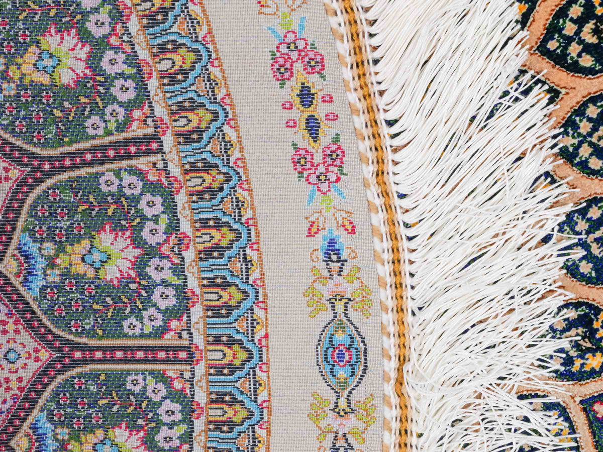 Runder Ghom Maschinenteppich "Goshasp" 100 x 100 cm, mit Medaillon, aus pflanzlicher Seide (Viskose), Beige-Grün. Teppichnummer: V40CG100H. Persian Luxury Collection by Khademi. Made in Iran / Persia – Vertrieb durch JUPITER Intl.