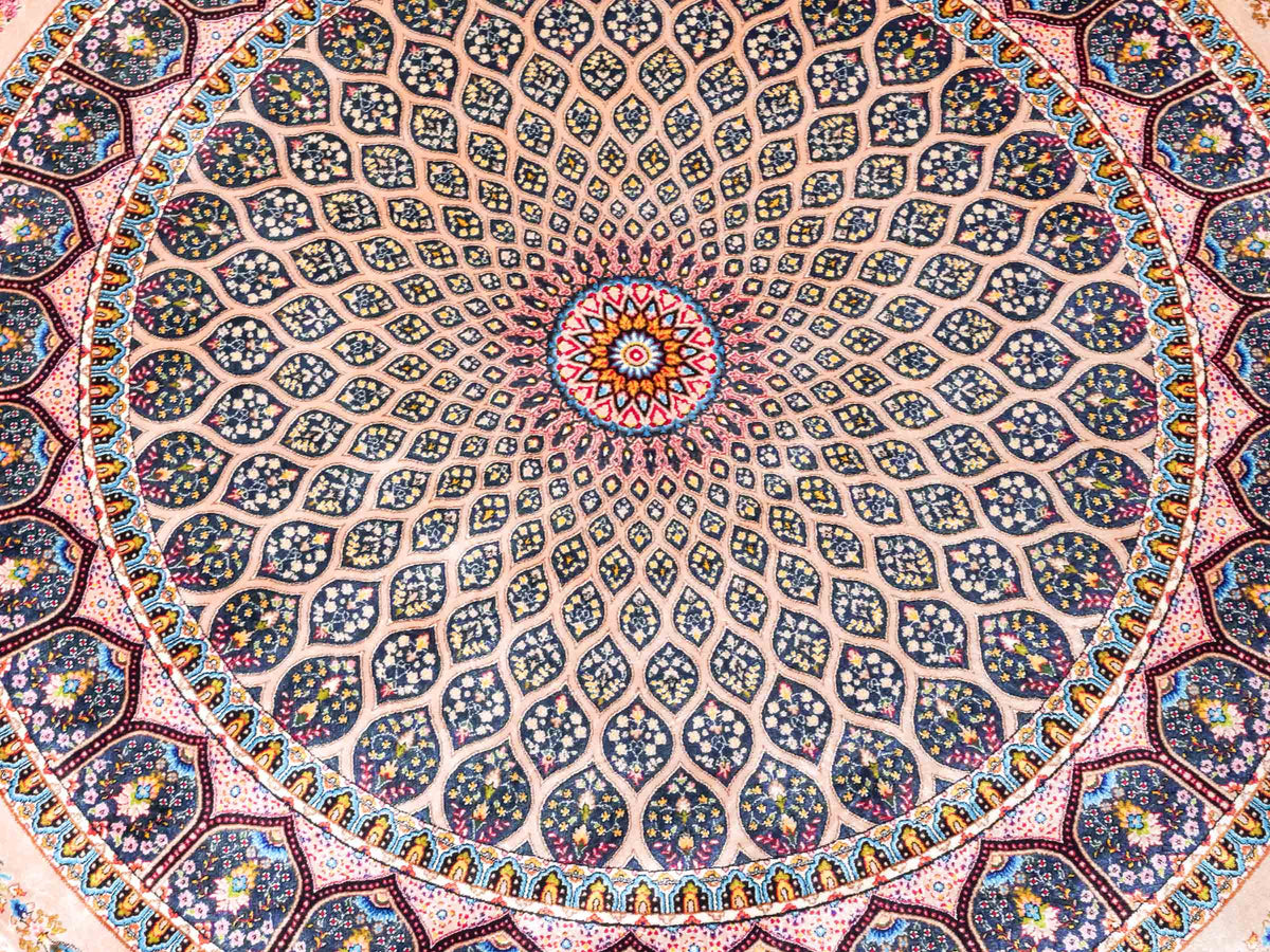 Runder Ghom Maschinenteppich "Goshasp" 100 x 100 cm, mit Medaillon, aus pflanzlicher Seide (Viskose), Beige-Grün. Teppichnummer: V40CG100H. Persian Luxury Collection by Khademi. Made in Iran / Persia – Vertrieb durch JUPITER Intl.
