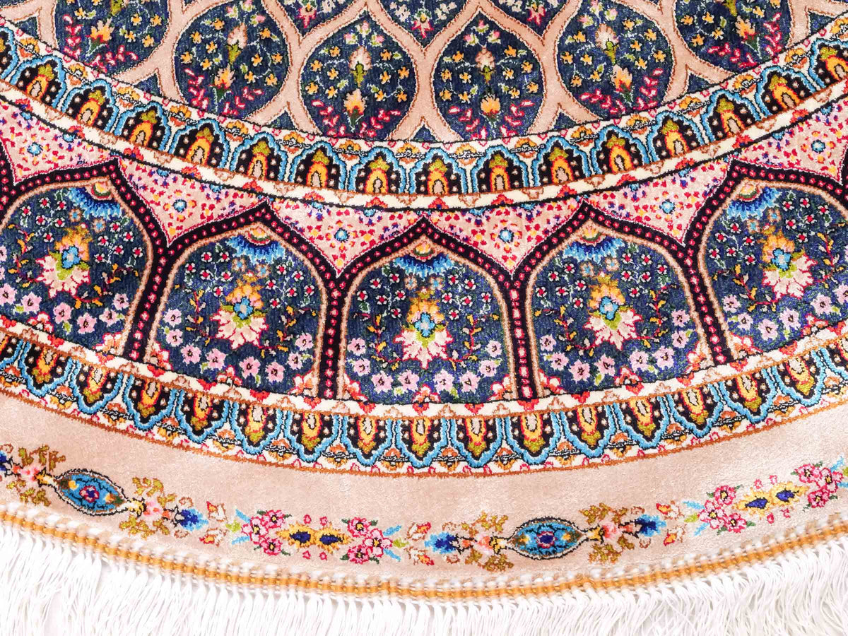 Runder Ghom Maschinenteppich "Goshasp" 100 x 100 cm, mit Medaillon, aus pflanzlicher Seide (Viskose), Beige-Grün. Teppichnummer: V40CG100H. Persian Luxury Collection by Khademi. Made in Iran / Persia – Vertrieb durch JUPITER Intl.