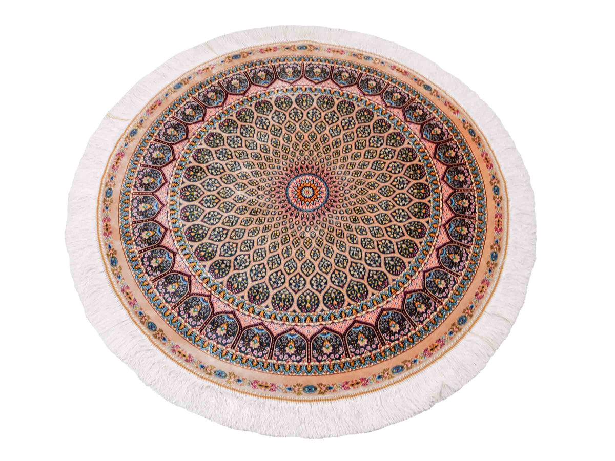 Runder Ghom Maschinenteppich "Goshasp" 100 x 100 cm, mit Medaillon, aus pflanzlicher Seide (Viskose), Beige-Grün. Teppichnummer: V40CG100H. Persian Luxury Collection by Khademi. Made in Iran / Persia – Vertrieb durch JUPITER Intl.