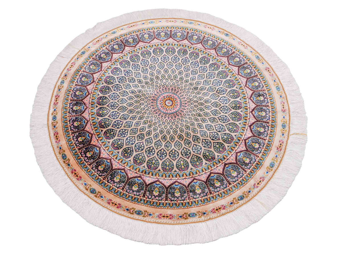 Runder Ghom Maschinenteppich "Goshasp" 100 x 100 cm, mit Medaillon, aus pflanzlicher Seide (Viskose), Beige-Grün. Teppichnummer: V40CG100H. Persian Luxury Collection by Khademi. Made in Iran / Persia – Vertrieb durch JUPITER Intl.