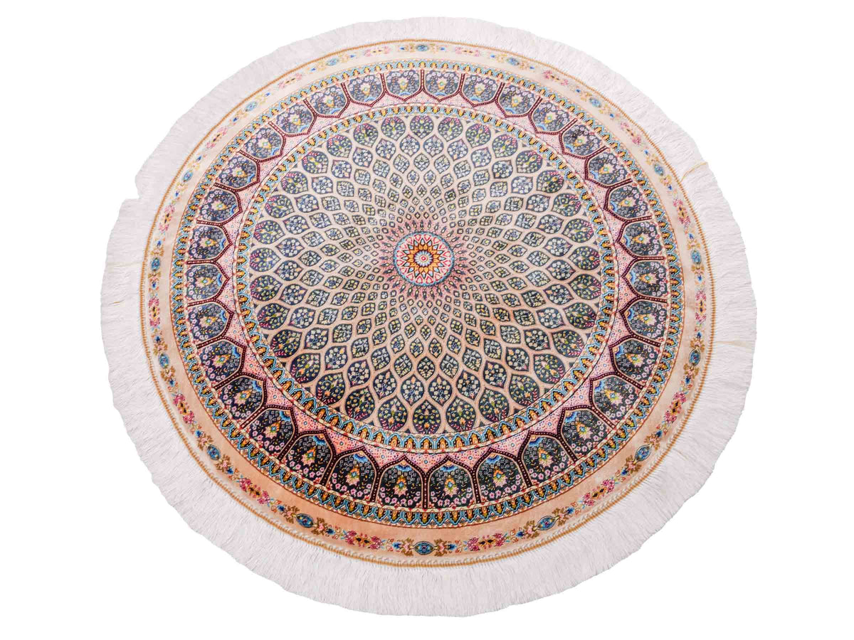 Runder Ghom Maschinenteppich "Goshasp" 100 x 100 cm, mit Medaillon, aus pflanzlicher Seide (Viskose), Beige-Grün. Teppichnummer: V40CG100H. Persian Luxury Collection by Khademi. Made in Iran / Persia – Vertrieb durch JUPITER Intl.