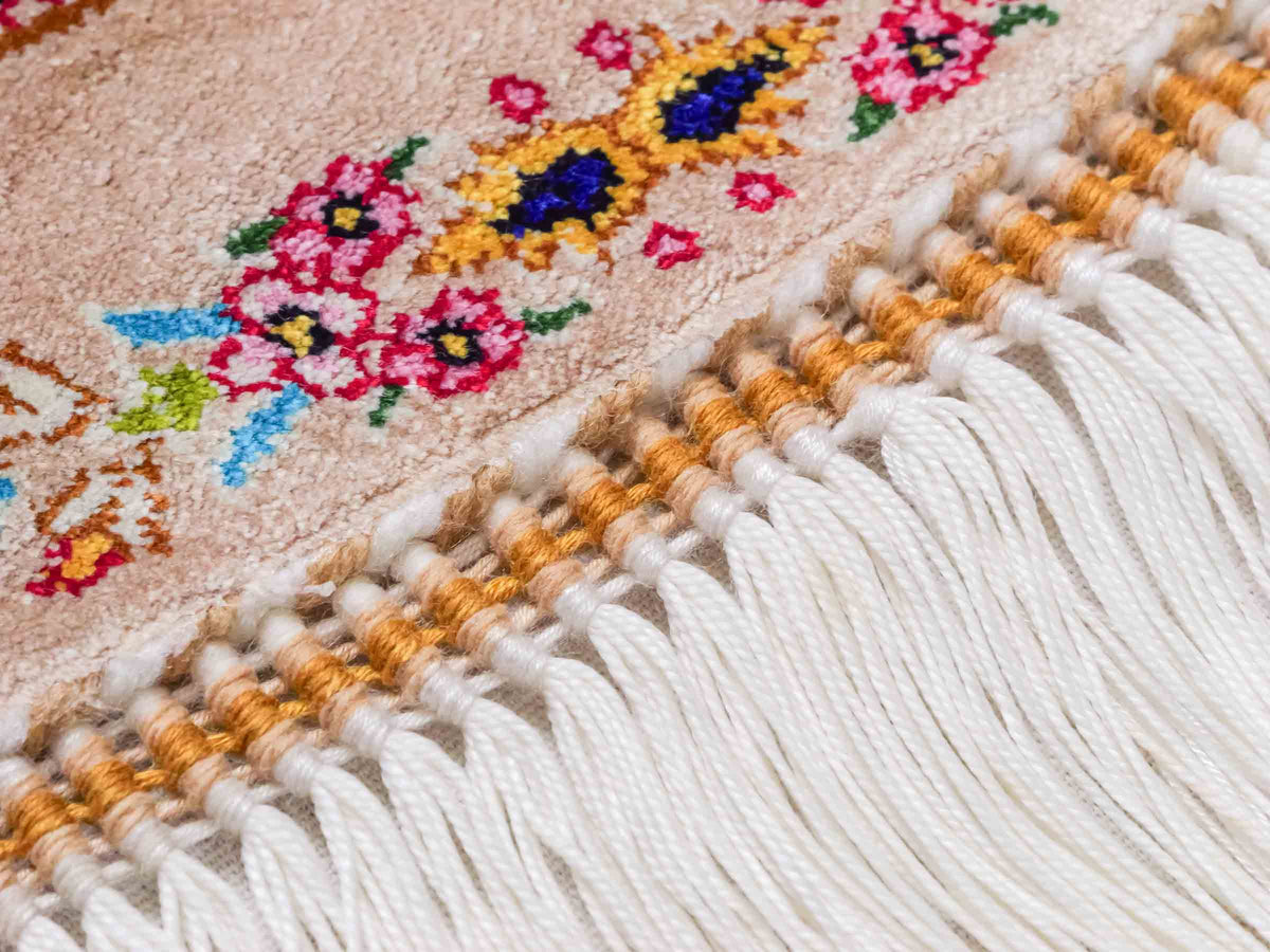 Runder Ghom Maschinenteppich "Goshasp" 100 x 100 cm, mit Medaillon, aus pflanzlicher Seide (Viskose), Beige-Grün. Teppichnummer: V40CG100H. Persian Luxury Collection by Khademi. Made in Iran / Persia – Vertrieb durch JUPITER Intl.
