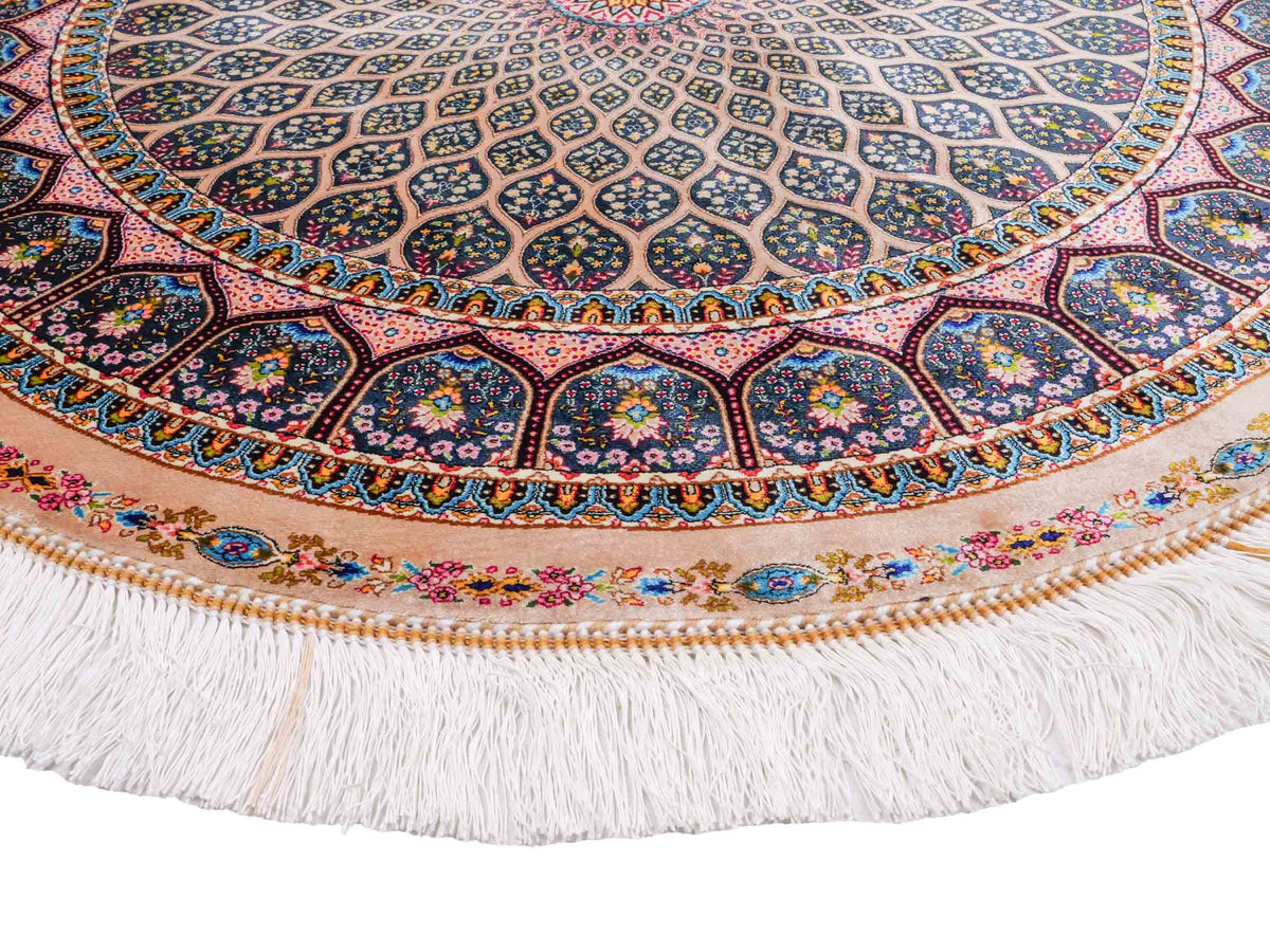 Runder Ghom Maschinenteppich "Goshasp" 100 x 100 cm, mit Medaillon, aus pflanzlicher Seide (Viskose), Beige-Grün. Teppichnummer: V40CG100H. Persian Luxury Collection by Khademi. Made in Iran / Persia – Vertrieb durch JUPITER Intl.