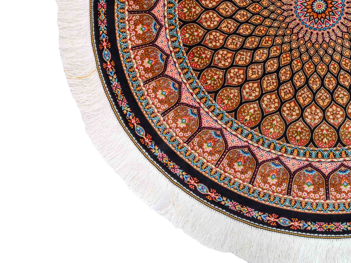 Runder Ghom Maschinenteppich "Goshasp" 100 x 100 cm, mit Medaillon, aus pflanzlicher Seide (Viskose), Braun-Schwarz. Teppichnummer: V40BB100H. Persian Luxury Collection by Khademi. Made in Iran / Persia – Vertrieb durch JUPITER Intl.