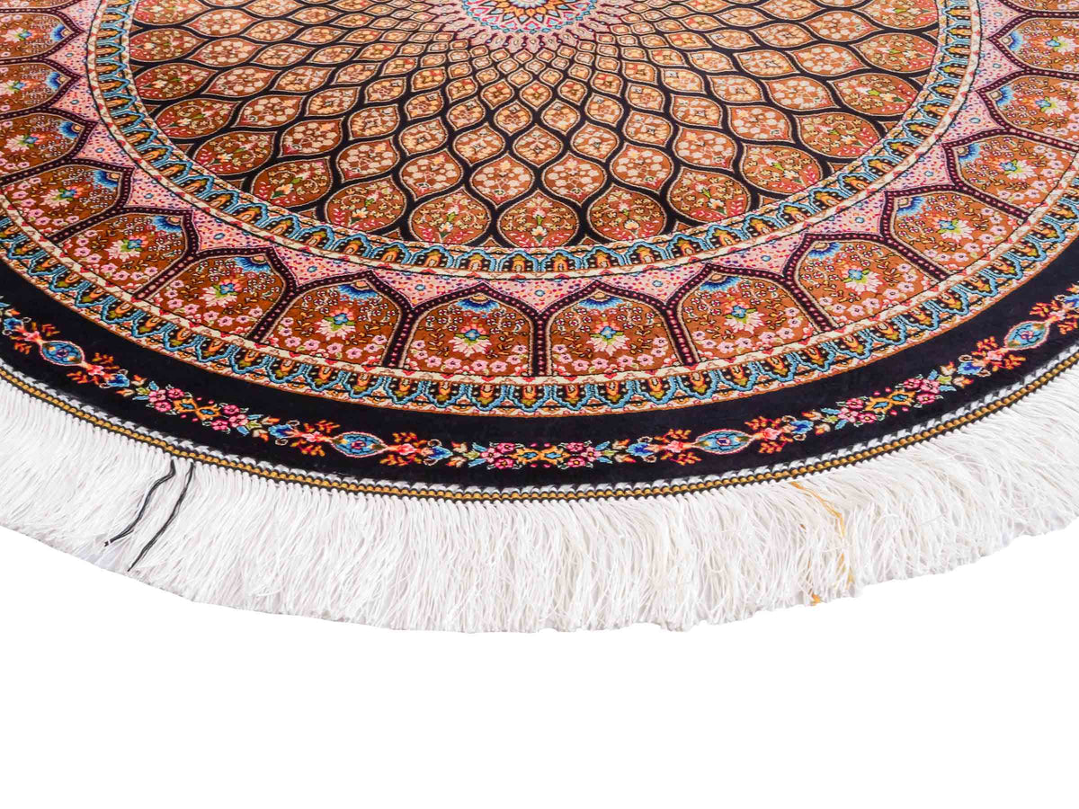 Runder Ghom Maschinenteppich "Goshasp" 100 x 100 cm, mit Medaillon, aus pflanzlicher Seide (Viskose), Braun-Schwarz. Teppichnummer: V40BB100H. Persian Luxury Collection by Khademi. Made in Iran / Persia – Vertrieb durch JUPITER Intl.
