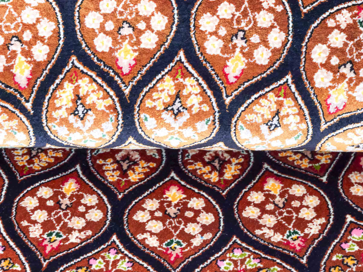 Runder Ghom Maschinenteppich "Goshasp" 100 x 100 cm, mit Medaillon, aus pflanzlicher Seide (Viskose), Braun-Schwarz. Teppichnummer: V40BB100H. Persian Luxury Collection by Khademi. Made in Iran / Persia – Vertrieb durch JUPITER Intl.
