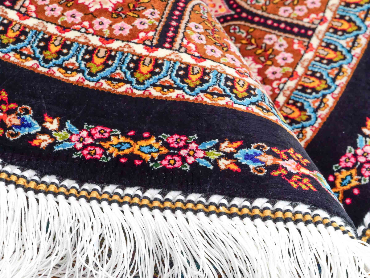 Runder Ghom Maschinenteppich "Goshasp" 100 x 100 cm, mit Medaillon, aus pflanzlicher Seide (Viskose), Braun-Schwarz. Teppichnummer: V40BB100H. Persian Luxury Collection by Khademi. Made in Iran / Persia – Vertrieb durch JUPITER Intl.