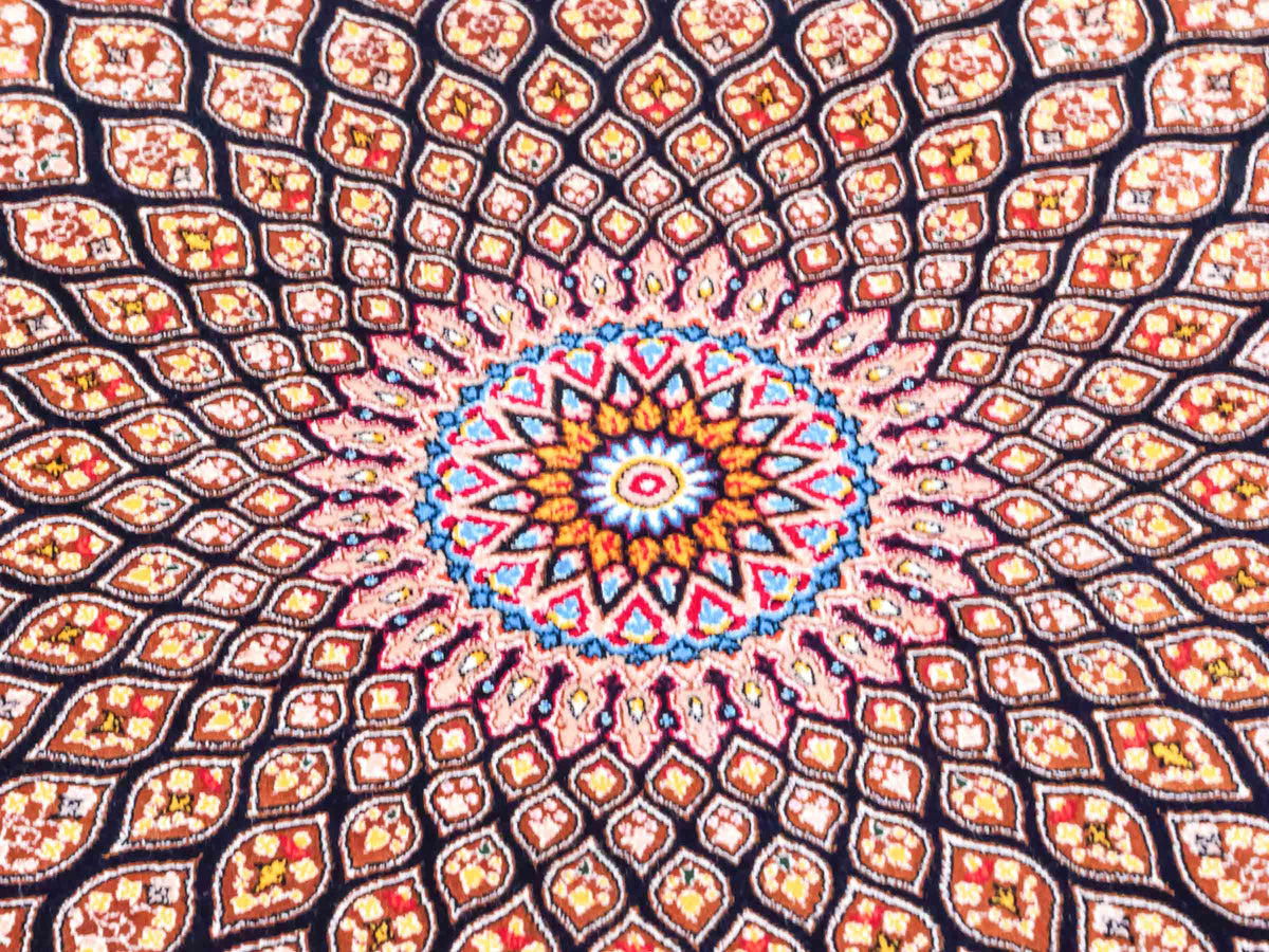 Runder Ghom Maschinenteppich "Goshasp" 100 x 100 cm, mit Medaillon, aus pflanzlicher Seide (Viskose), Braun-Schwarz. Teppichnummer: V40BB100H. Persian Luxury Collection by Khademi. Made in Iran / Persia – Vertrieb durch JUPITER Intl.