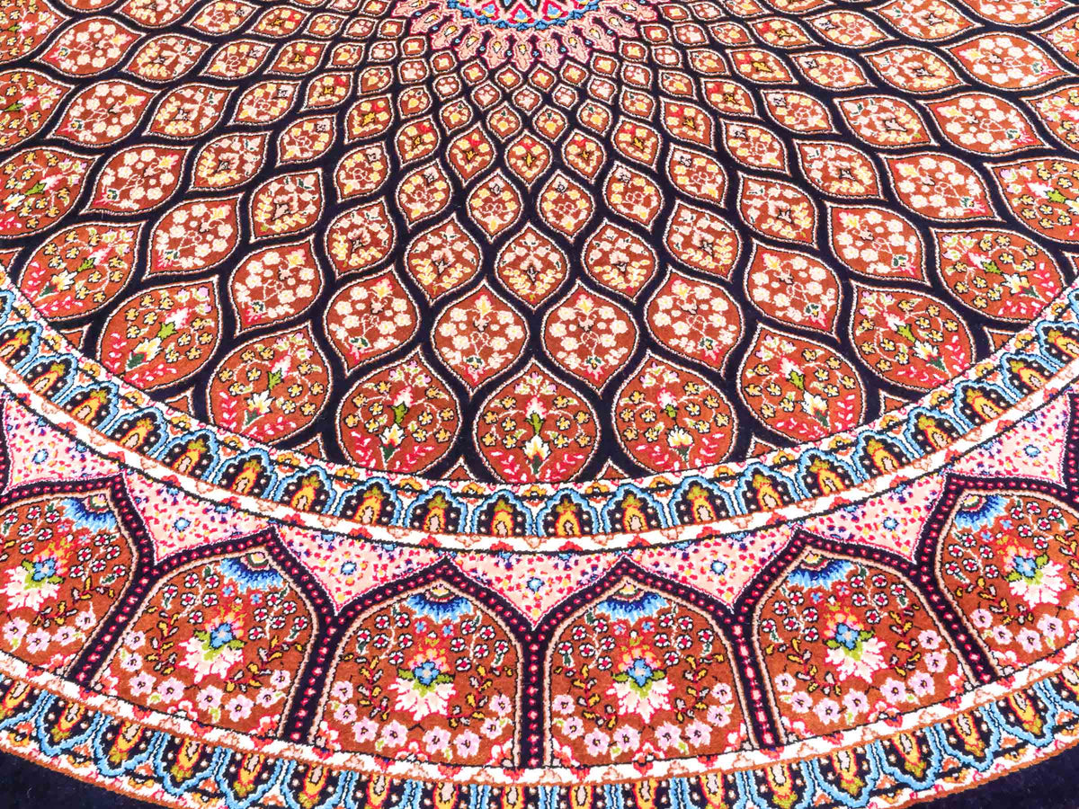 Runder Ghom Maschinenteppich "Goshasp" 100 x 100 cm, mit Medaillon, aus pflanzlicher Seide (Viskose), Braun-Schwarz. Teppichnummer: V40BB100H. Persian Luxury Collection by Khademi. Made in Iran / Persia – Vertrieb durch JUPITER Intl.