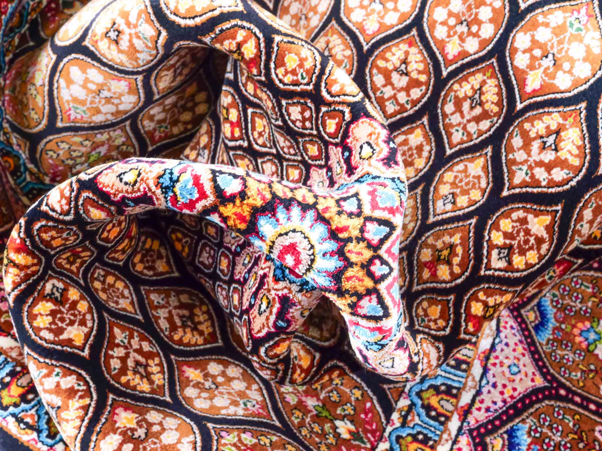Runder Ghom Maschinenteppich "Goshasp" 100 x 100 cm, mit Medaillon, aus pflanzlicher Seide (Viskose), Braun-Schwarz. Teppichnummer: V40BB100H. Persian Luxury Collection by Khademi. Made in Iran / Persia – Vertrieb durch JUPITER Intl.