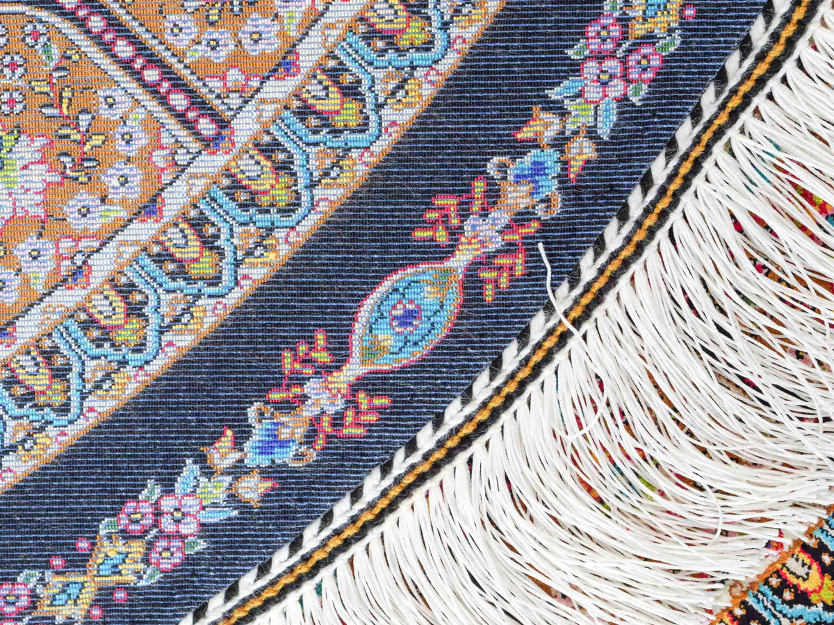 Runder Ghom Maschinenteppich "Goshasp" 100 x 100 cm, mit Medaillon, aus pflanzlicher Seide (Viskose), Braun-Schwarz. Teppichnummer: V40BB100H. Persian Luxury Collection by Khademi. Made in Iran / Persia – Vertrieb durch JUPITER Intl.