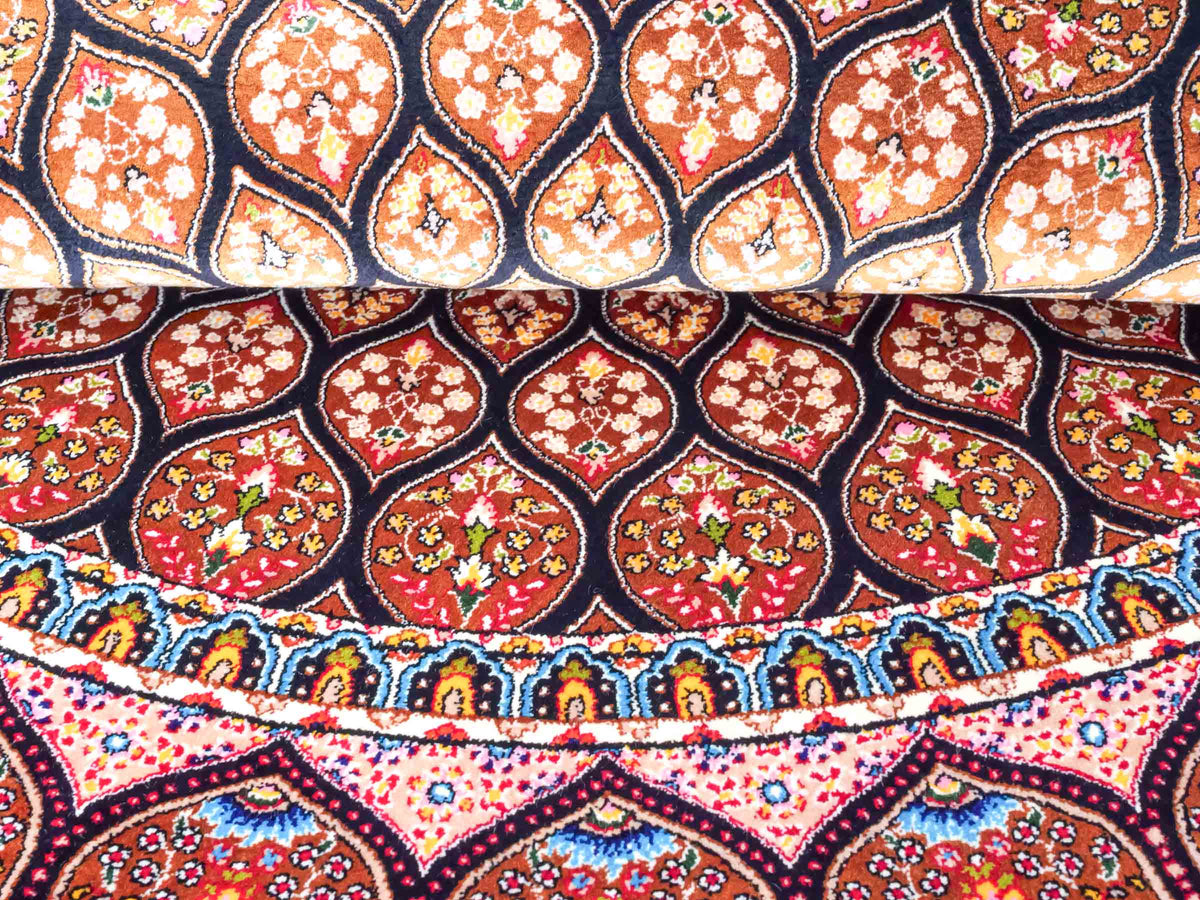 Runder Ghom Maschinenteppich "Goshasp" 100 x 100 cm, mit Medaillon, aus pflanzlicher Seide (Viskose), Braun-Schwarz. Teppichnummer: V40BB100H. Persian Luxury Collection by Khademi. Made in Iran / Persia – Vertrieb durch JUPITER Intl.