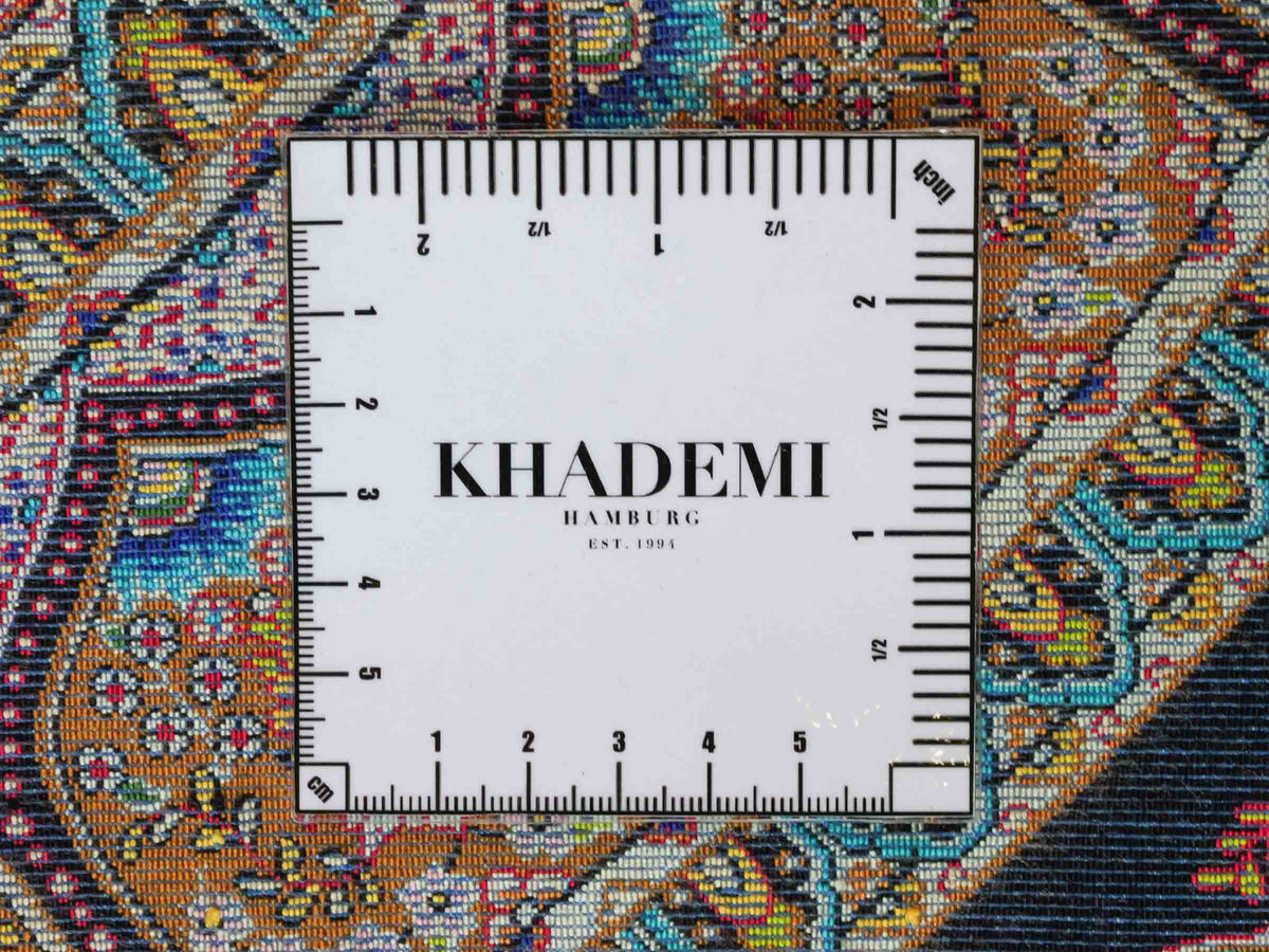 Runder Ghom Maschinenteppich "Goshasp" 100 x 100 cm, mit Medaillon, aus pflanzlicher Seide (Viskose), Braun-Schwarz. Teppichnummer: V40BB100H. Persian Luxury Collection by Khademi. Made in Iran / Persia – Vertrieb durch JUPITER Intl.