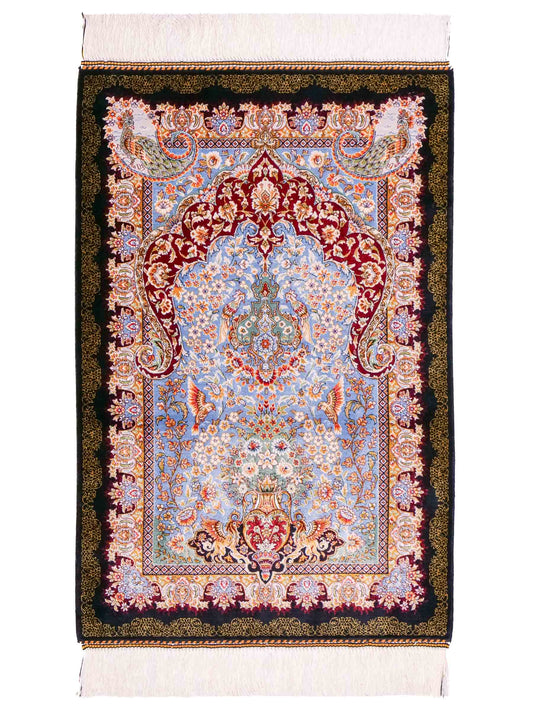 Ghom Maschinenteppich "Gudarz" 90 x 60 cm aus pflanzlicher Seide (Viskose). Wandteppich mit Bildmotiv, Schwarz-Blau. Teppichnummer: V39BK054H. Persian Luxury Collection by Khademi. Made in Iran / Persia – Vertrieb durch JUPITER Intl.