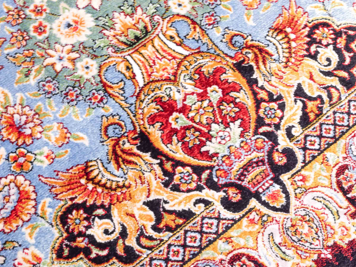 Ghom Maschinenteppich "Gudarz" 90 x 60 cm aus pflanzlicher Seide (Viskose). Wandteppich mit Bildmotiv, Schwarz-Blau. Teppichnummer: V39BK054H. Persian Luxury Collection by Khademi. Made in Iran / Persia – Vertrieb durch JUPITER Intl.