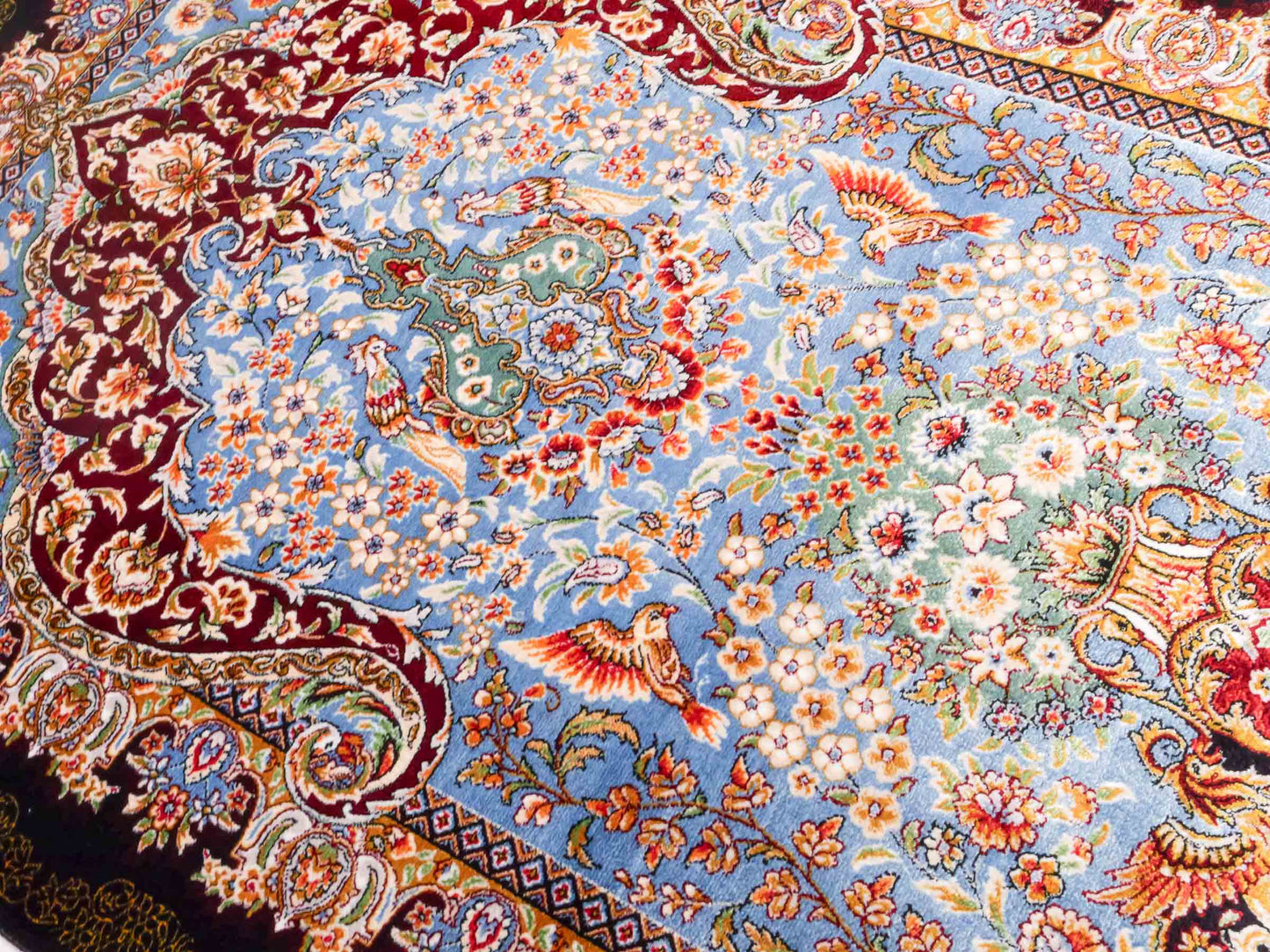 Ghom Maschinenteppich "Gudarz" 90 x 60 cm aus pflanzlicher Seide (Viskose). Wandteppich mit Bildmotiv, Schwarz-Blau. Teppichnummer: V39BK054H. Persian Luxury Collection by Khademi. Made in Iran / Persia – Vertrieb durch JUPITER Intl.