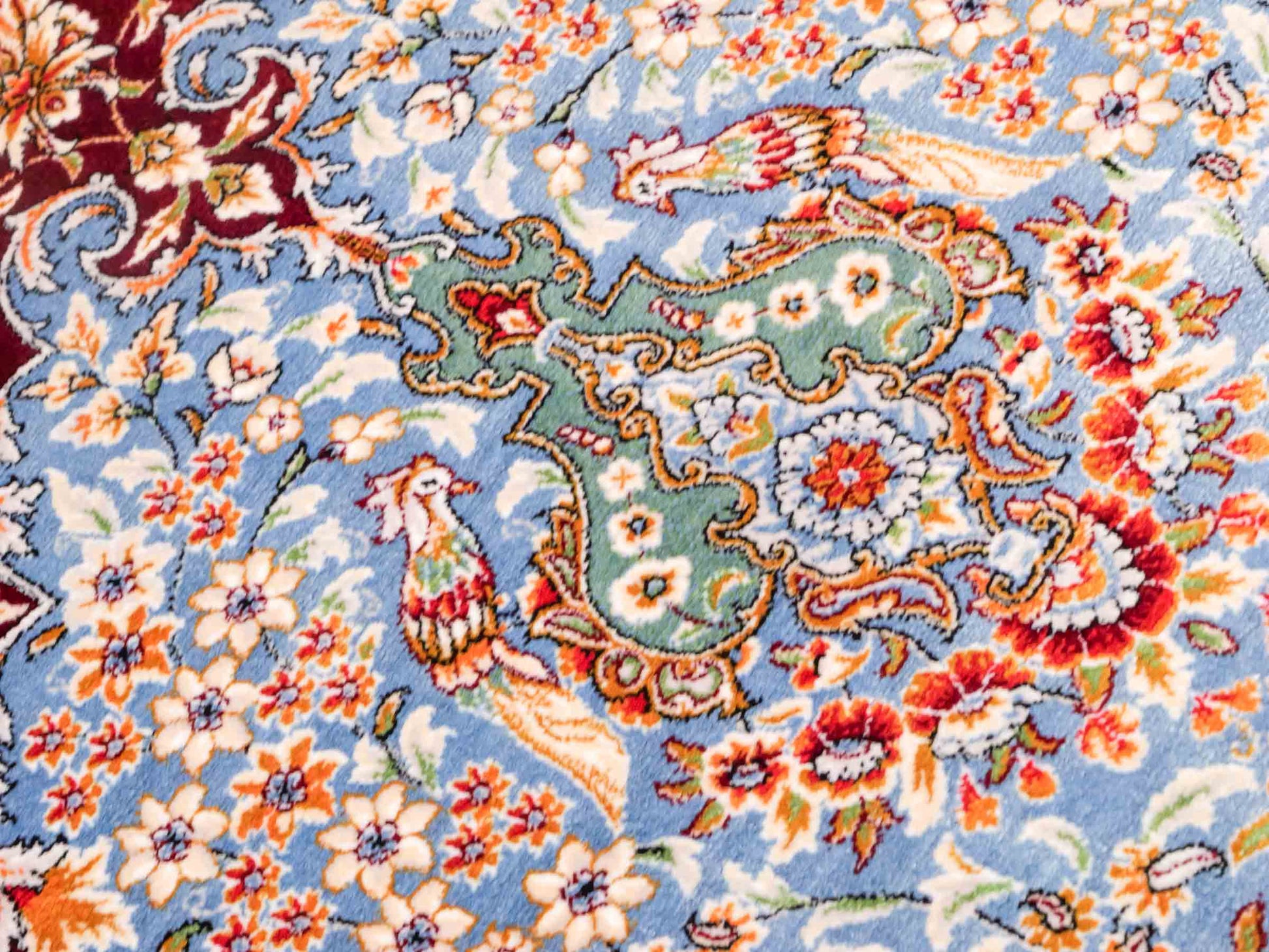 Ghom Maschinenteppich "Gudarz" 90 x 60 cm aus pflanzlicher Seide (Viskose). Wandteppich mit Bildmotiv, Schwarz-Blau. Teppichnummer: V39BK054H. Persian Luxury Collection by Khademi. Made in Iran / Persia – Vertrieb durch JUPITER Intl.