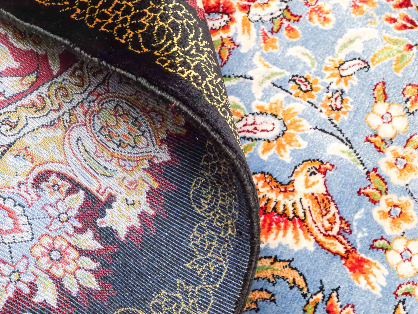 Ghom Maschinenteppich "Gudarz" 90 x 60 cm aus pflanzlicher Seide (Viskose). Wandteppich mit Bildmotiv, Schwarz-Blau. Teppichnummer: V39BK054H. Persian Luxury Collection by Khademi. Made in Iran / Persia – Vertrieb durch JUPITER Intl.