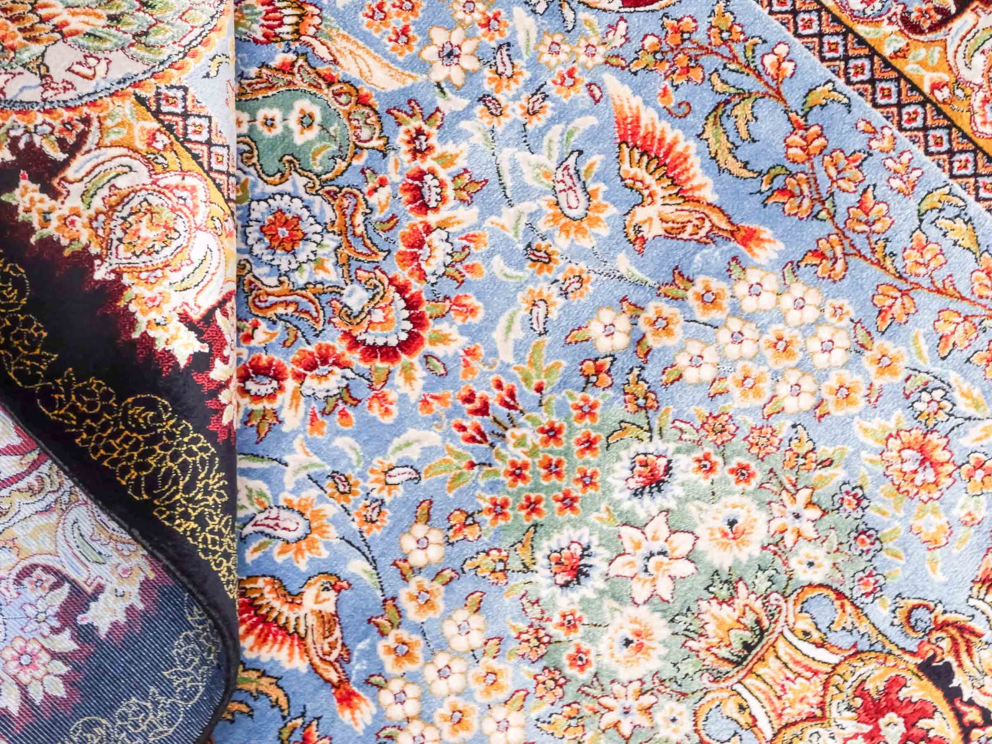 Ghom Maschinenteppich "Gudarz" 90 x 60 cm aus pflanzlicher Seide (Viskose). Wandteppich mit Bildmotiv, Schwarz-Blau. Teppichnummer: V39BK054H. Persian Luxury Collection by Khademi. Made in Iran / Persia – Vertrieb durch JUPITER Intl.