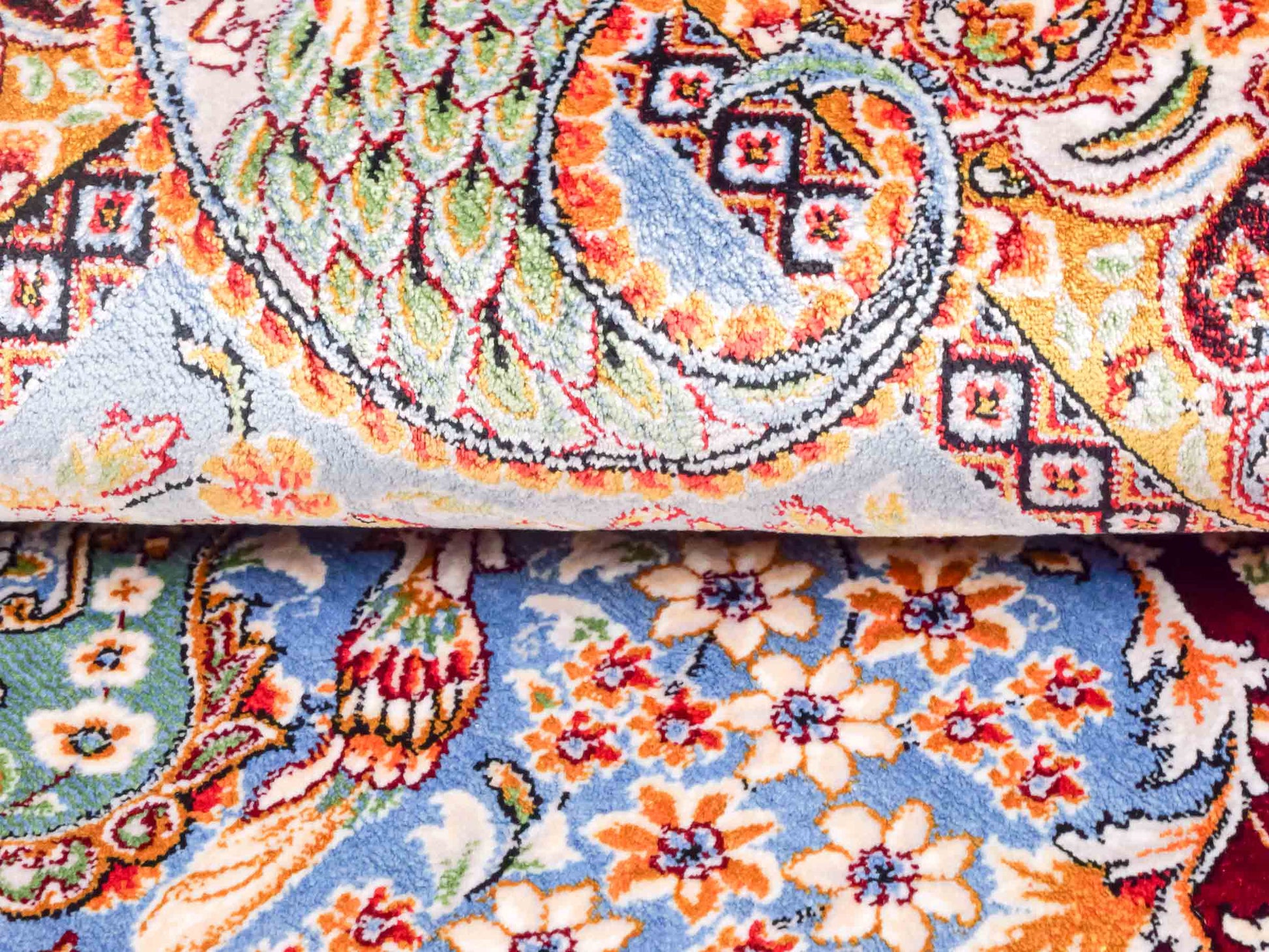 Ghom Maschinenteppich "Gudarz" 90 x 60 cm aus pflanzlicher Seide (Viskose). Wandteppich mit Bildmotiv, Schwarz-Blau. Teppichnummer: V39BK054H. Persian Luxury Collection by Khademi. Made in Iran / Persia – Vertrieb durch JUPITER Intl.