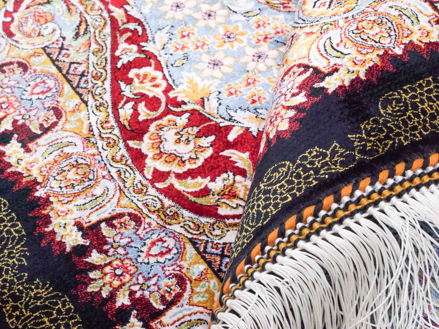 Ghom Maschinenteppich "Gudarz" 90 x 60 cm aus pflanzlicher Seide (Viskose). Wandteppich mit Bildmotiv, Schwarz-Blau. Teppichnummer: V39BK054H. Persian Luxury Collection by Khademi. Made in Iran / Persia – Vertrieb durch JUPITER Intl.