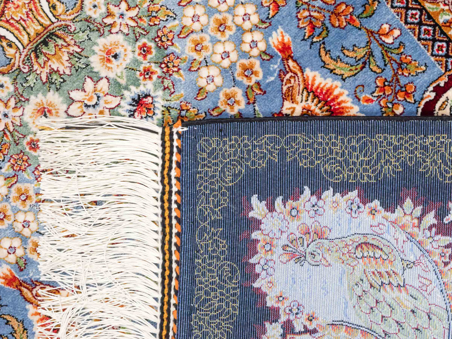 Ghom Maschinenteppich "Gudarz" 90 x 60 cm aus pflanzlicher Seide (Viskose). Wandteppich mit Bildmotiv, Schwarz-Blau. Teppichnummer: V39BK054H. Persian Luxury Collection by Khademi. Made in Iran / Persia – Vertrieb durch JUPITER Intl.