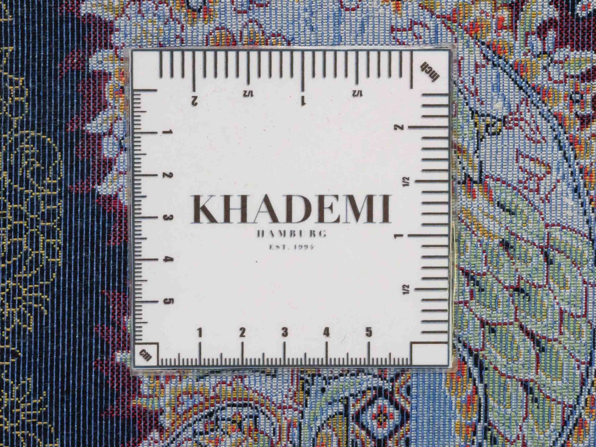 Ghom Maschinenteppich "Gudarz" 90 x 60 cm aus pflanzlicher Seide (Viskose). Wandteppich mit Bildmotiv, Schwarz-Blau. Teppichnummer: V39BK054H. Persian Luxury Collection by Khademi. Made in Iran / Persia – Vertrieb durch JUPITER Intl.
