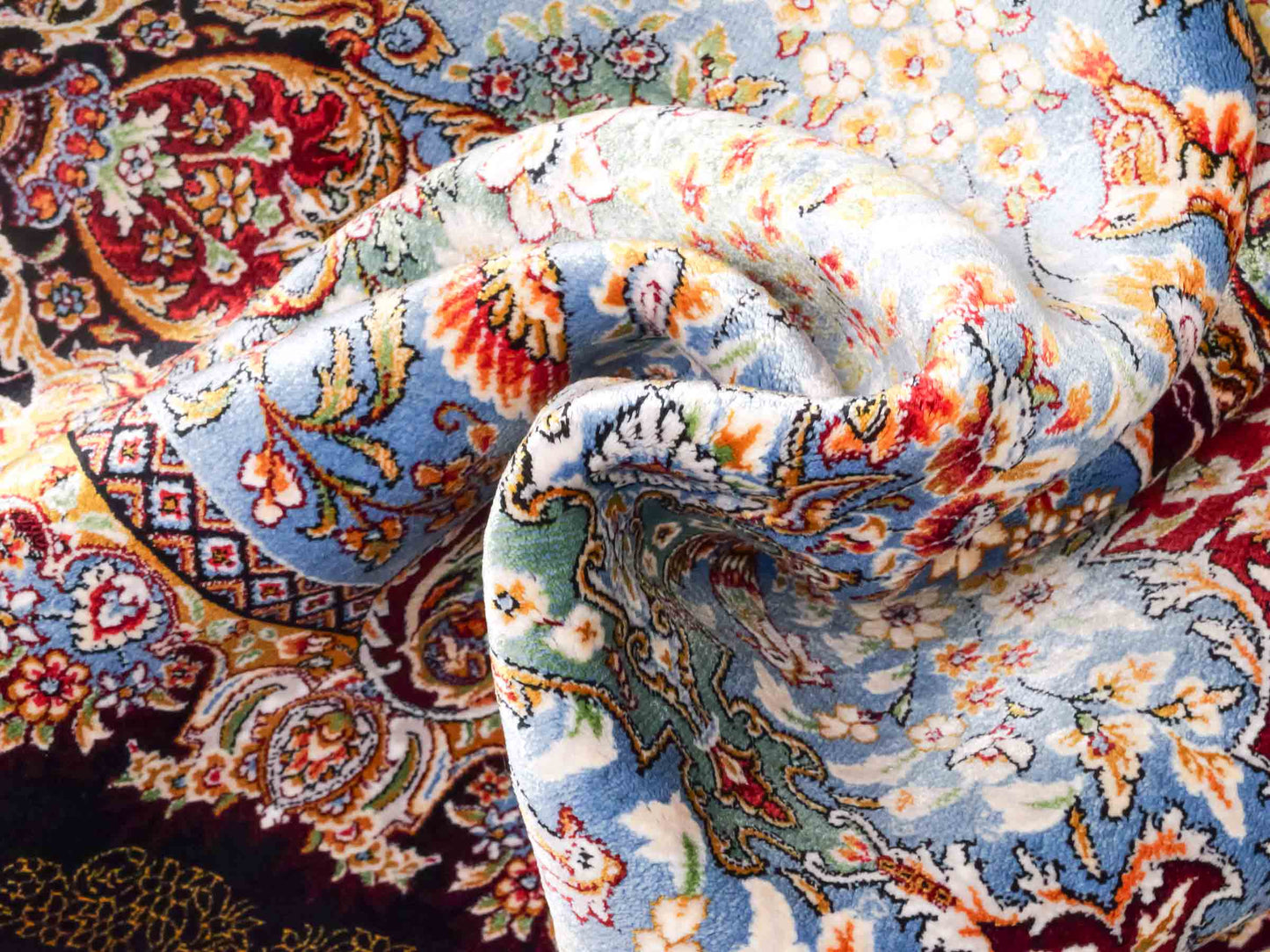 Ghom Maschinenteppich "Gudarz" 90 x 60 cm aus pflanzlicher Seide (Viskose). Wandteppich mit Bildmotiv, Schwarz-Blau. Teppichnummer: V39BK054H. Persian Luxury Collection by Khademi. Made in Iran / Persia – Vertrieb durch JUPITER Intl.