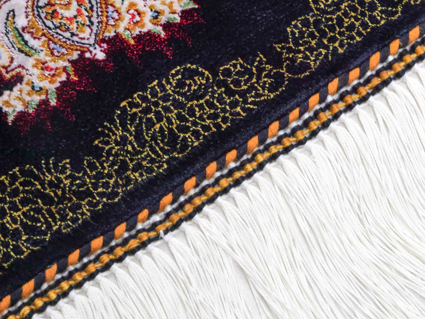 Ghom Maschinenteppich "Gudarz" 90 x 60 cm aus pflanzlicher Seide (Viskose). Wandteppich mit Bildmotiv, Schwarz-Blau. Teppichnummer: V39BK054H. Persian Luxury Collection by Khademi. Made in Iran / Persia – Vertrieb durch JUPITER Intl.