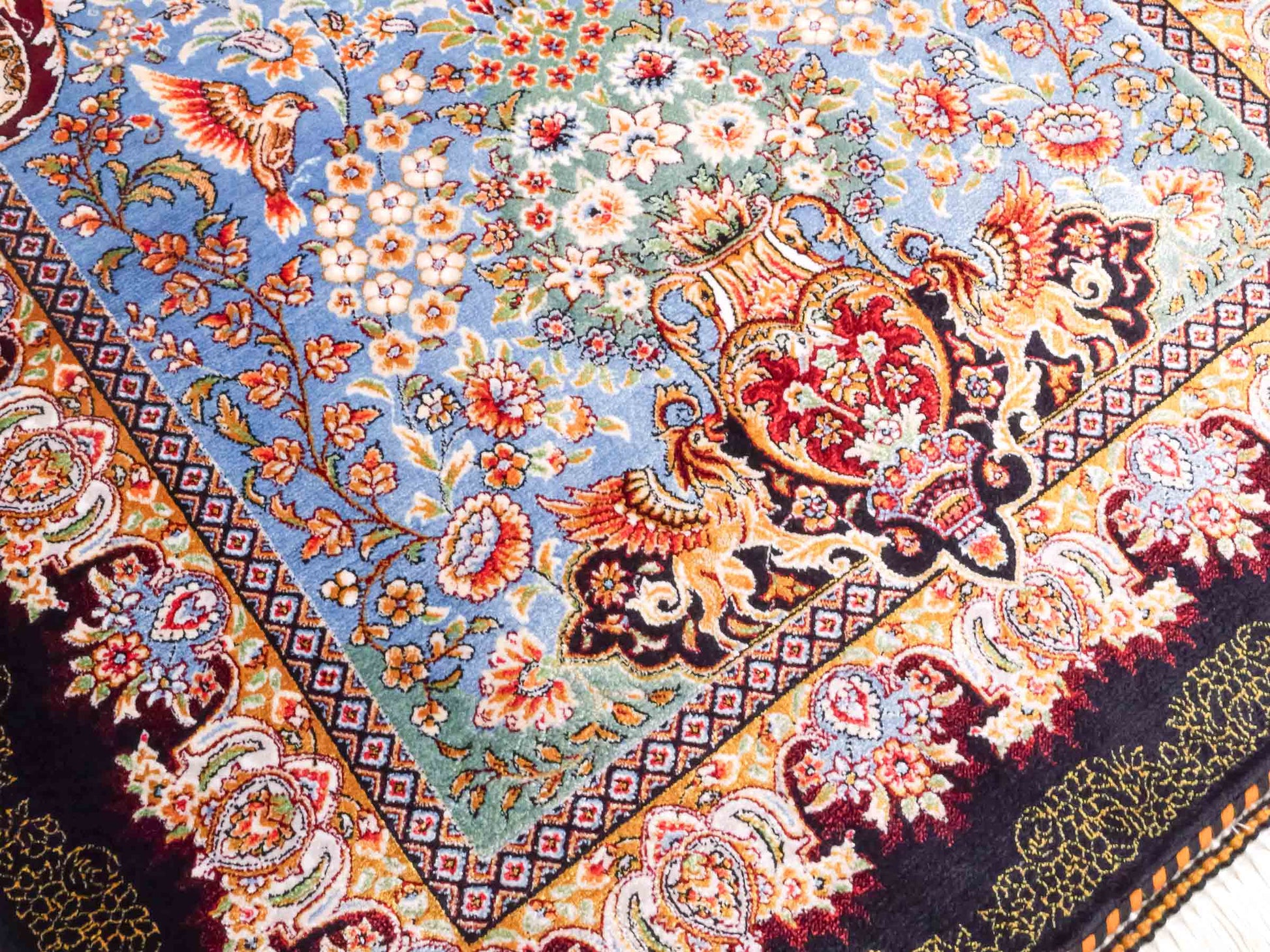 Ghom Maschinenteppich "Gudarz" 90 x 60 cm aus pflanzlicher Seide (Viskose). Wandteppich mit Bildmotiv, Schwarz-Blau. Teppichnummer: V39BK054H. Persian Luxury Collection by Khademi. Made in Iran / Persia – Vertrieb durch JUPITER Intl.