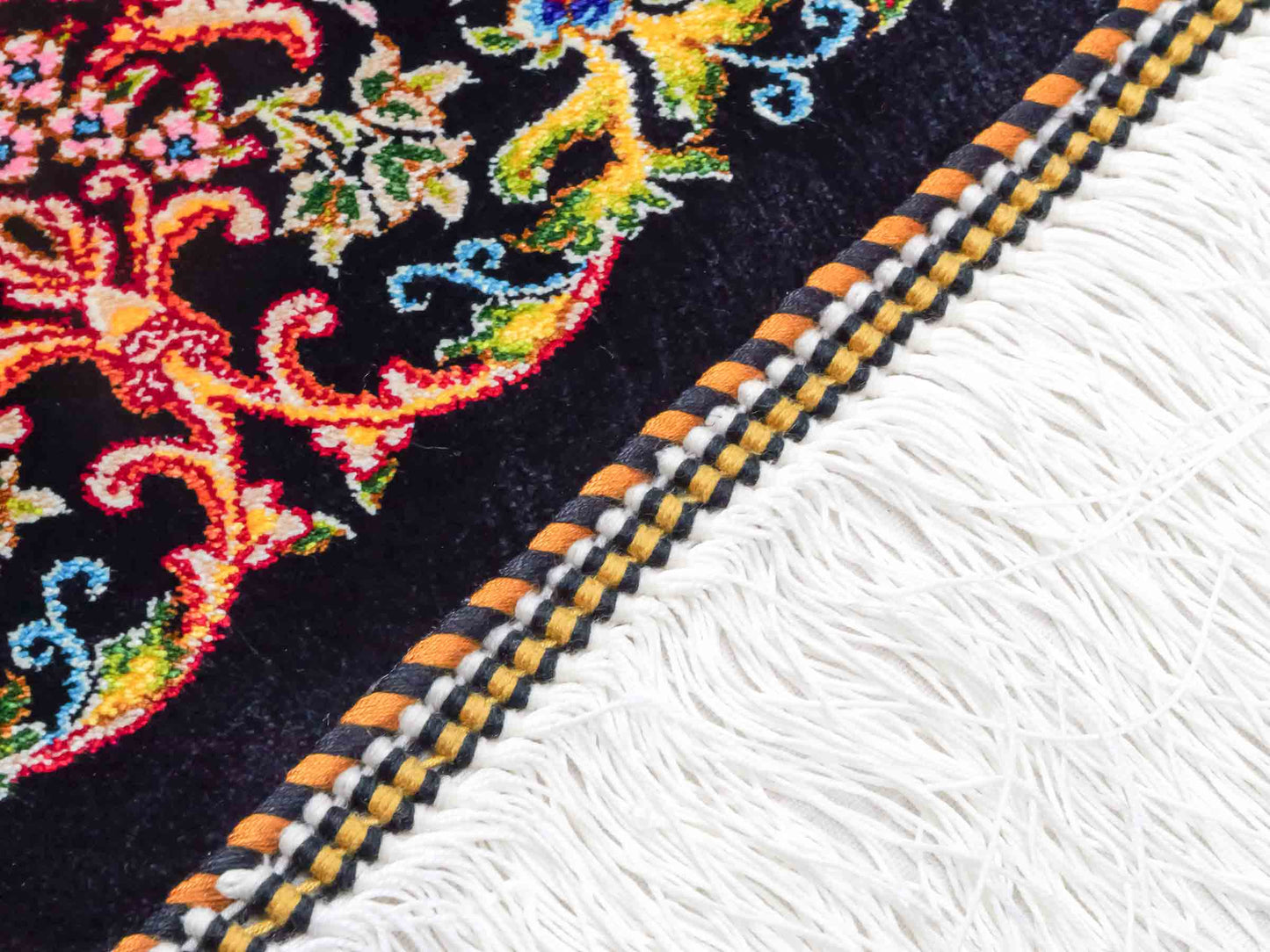 Ghom Maschinenteppich "Gushtasp" 90 x 60 cm aus pflanzlicher Seide (Viskose). Wandteppich mit Bildmotiv, Cremeweiß-Schwarz. Teppichnummer: V43CR054H. Persian Luxury Collection by Khademi. Made in Iran / Persia – Vertrieb durch JUPITER Intl.