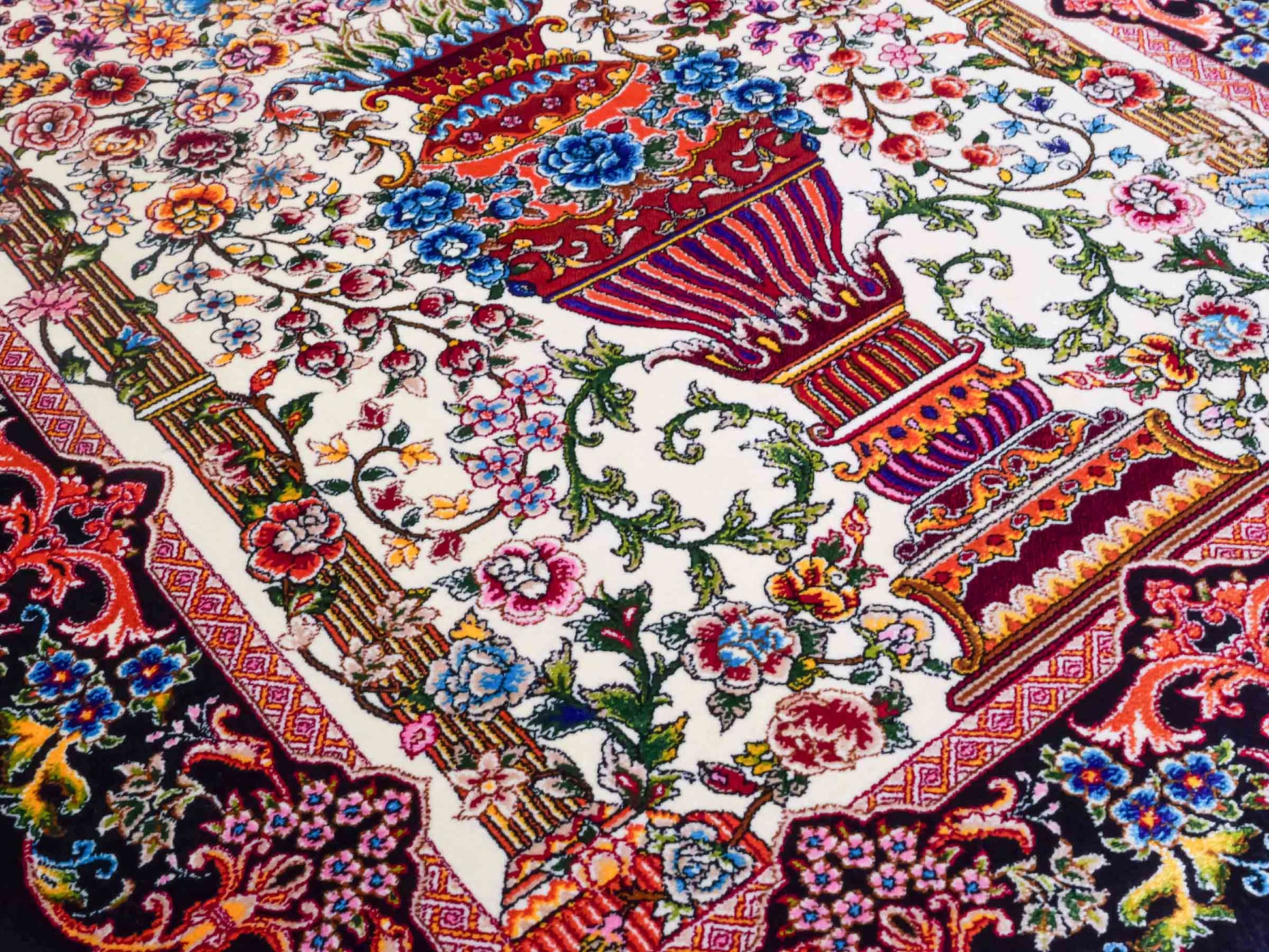 Ghom Maschinenteppich "Gushtasp" 90 x 60 cm aus pflanzlicher Seide (Viskose). Wandteppich mit Bildmotiv, Cremeweiß-Schwarz. Teppichnummer: V43CR054H. Persian Luxury Collection by Khademi. Made in Iran / Persia – Vertrieb durch JUPITER Intl.