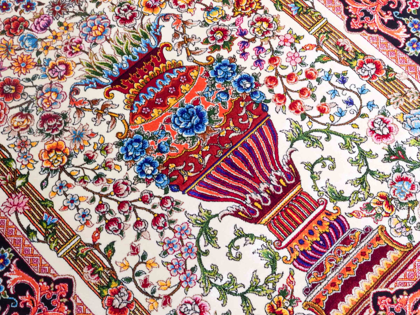 Ghom Maschinenteppich "Gushtasp" 90 x 60 cm aus pflanzlicher Seide (Viskose). Wandteppich mit Bildmotiv, Cremeweiß-Schwarz. Teppichnummer: V43CR054H. Persian Luxury Collection by Khademi. Made in Iran / Persia – Vertrieb durch JUPITER Intl.