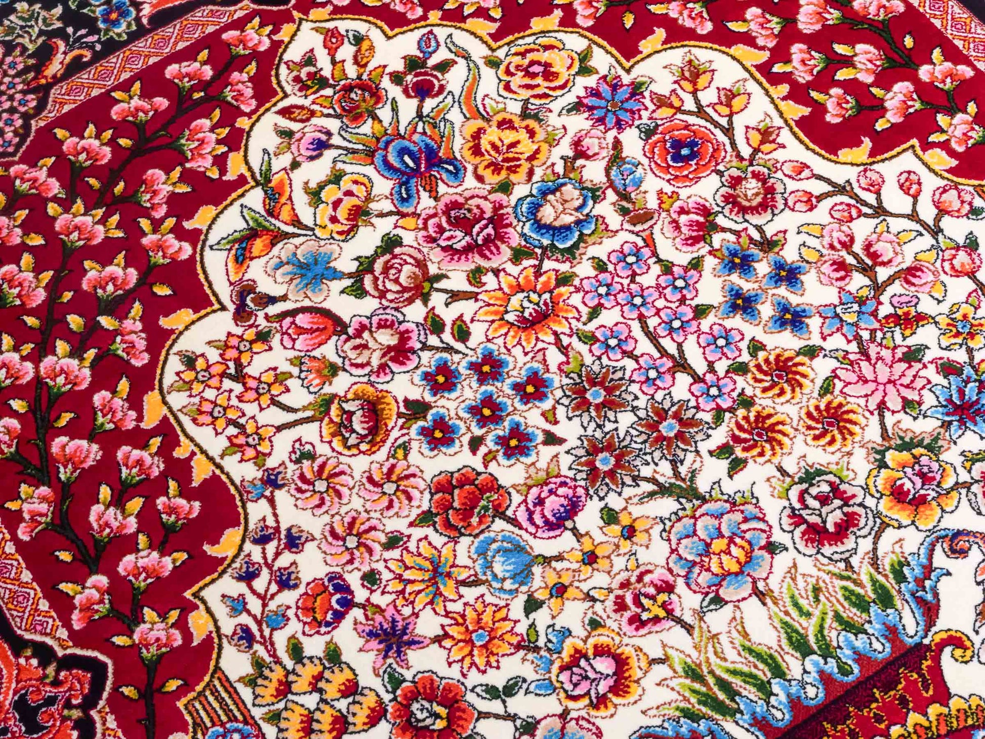 Ghom Maschinenteppich "Gushtasp" 90 x 60 cm aus pflanzlicher Seide (Viskose). Wandteppich mit Bildmotiv, Cremeweiß-Schwarz. Teppichnummer: V43CR054H. Persian Luxury Collection by Khademi. Made in Iran / Persia – Vertrieb durch JUPITER Intl.