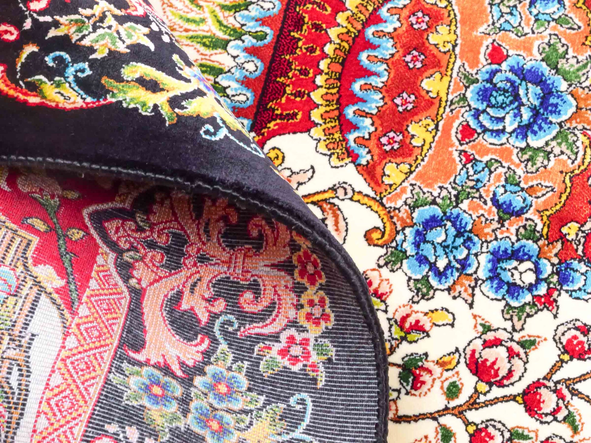 Ghom Maschinenteppich "Gushtasp" 90 x 60 cm aus pflanzlicher Seide (Viskose). Wandteppich mit Bildmotiv, Cremeweiß-Schwarz. Teppichnummer: V43CR054H. Persian Luxury Collection by Khademi. Made in Iran / Persia – Vertrieb durch JUPITER Intl.