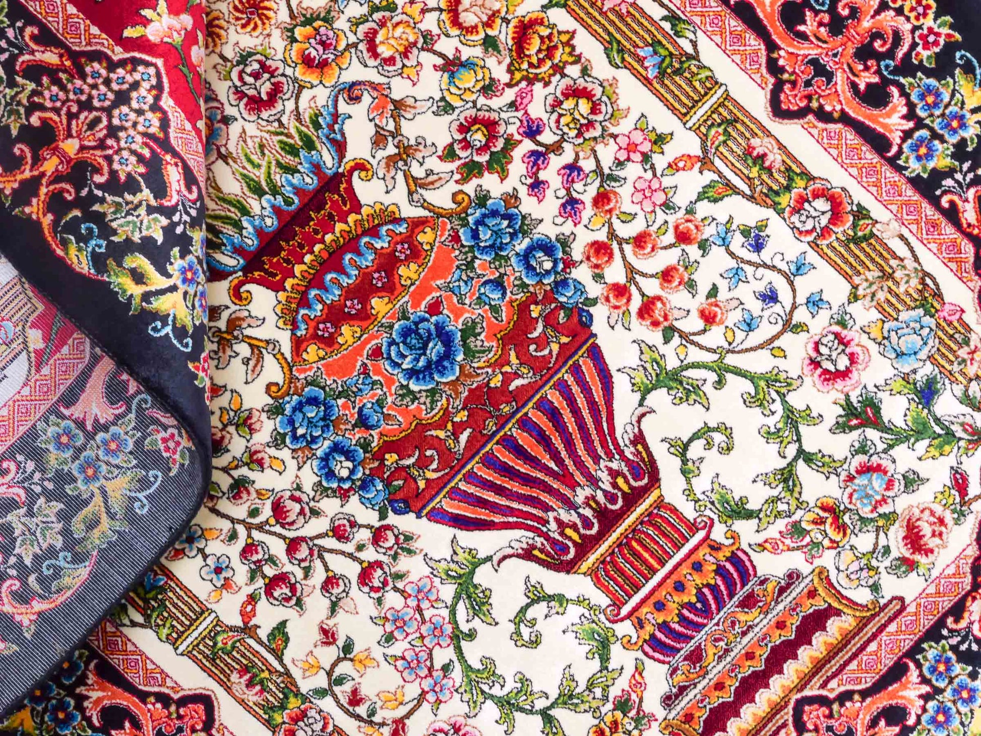 Ghom Maschinenteppich "Gushtasp" 90 x 60 cm aus pflanzlicher Seide (Viskose). Wandteppich mit Bildmotiv, Cremeweiß-Schwarz. Teppichnummer: V43CR054H. Persian Luxury Collection by Khademi. Made in Iran / Persia – Vertrieb durch JUPITER Intl.